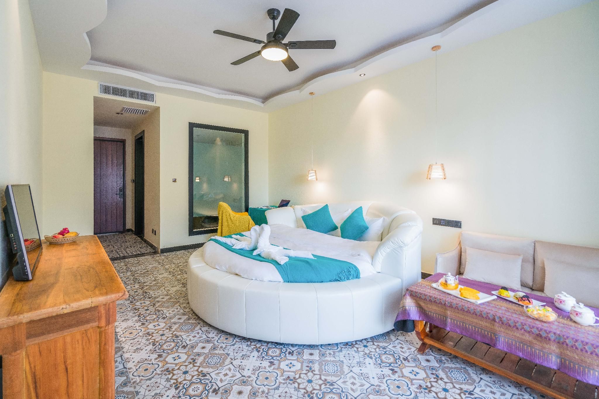 Round Bed Room