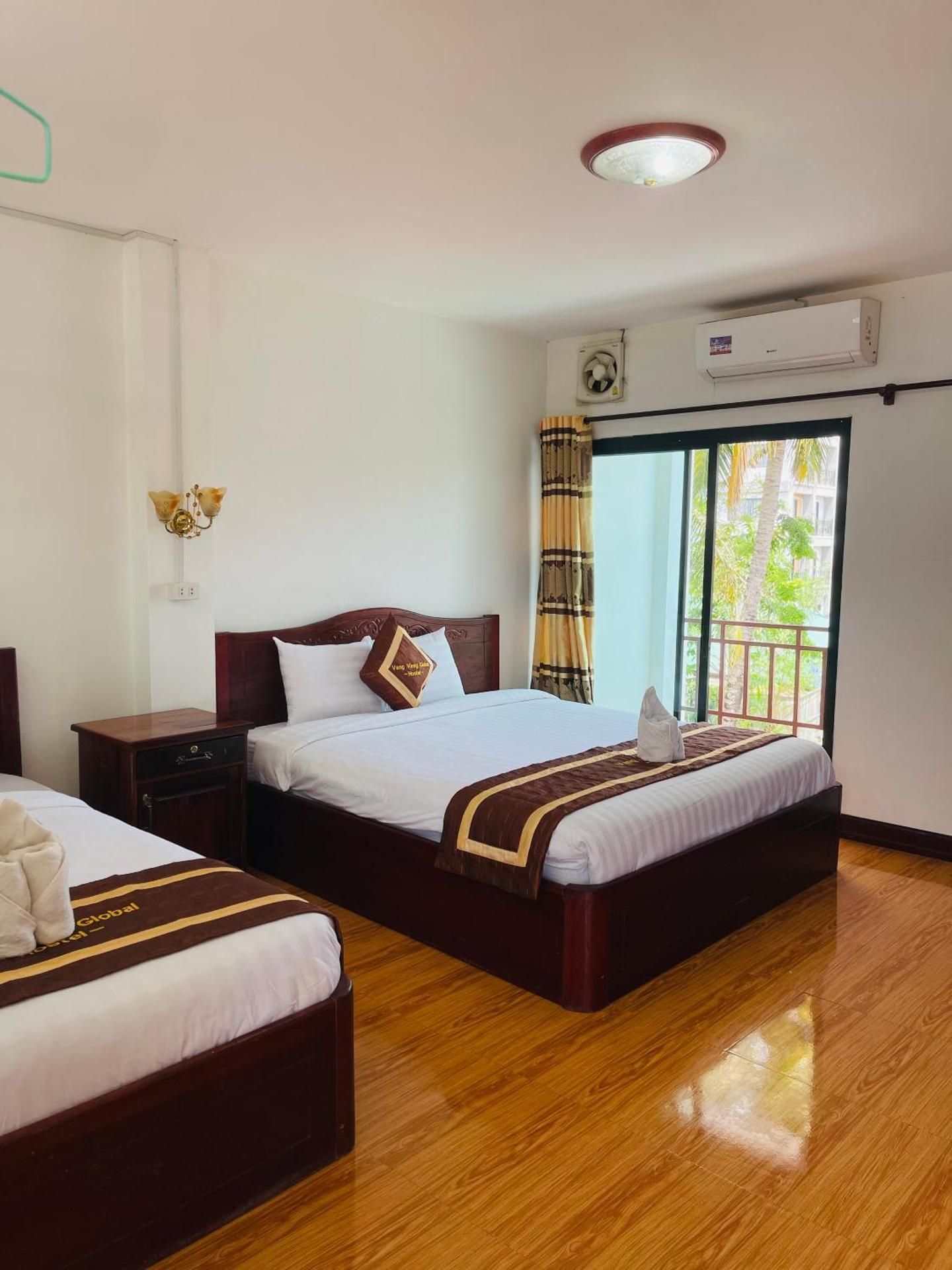 Vang Vieng Global Guesthouse Triple Room with Balcony