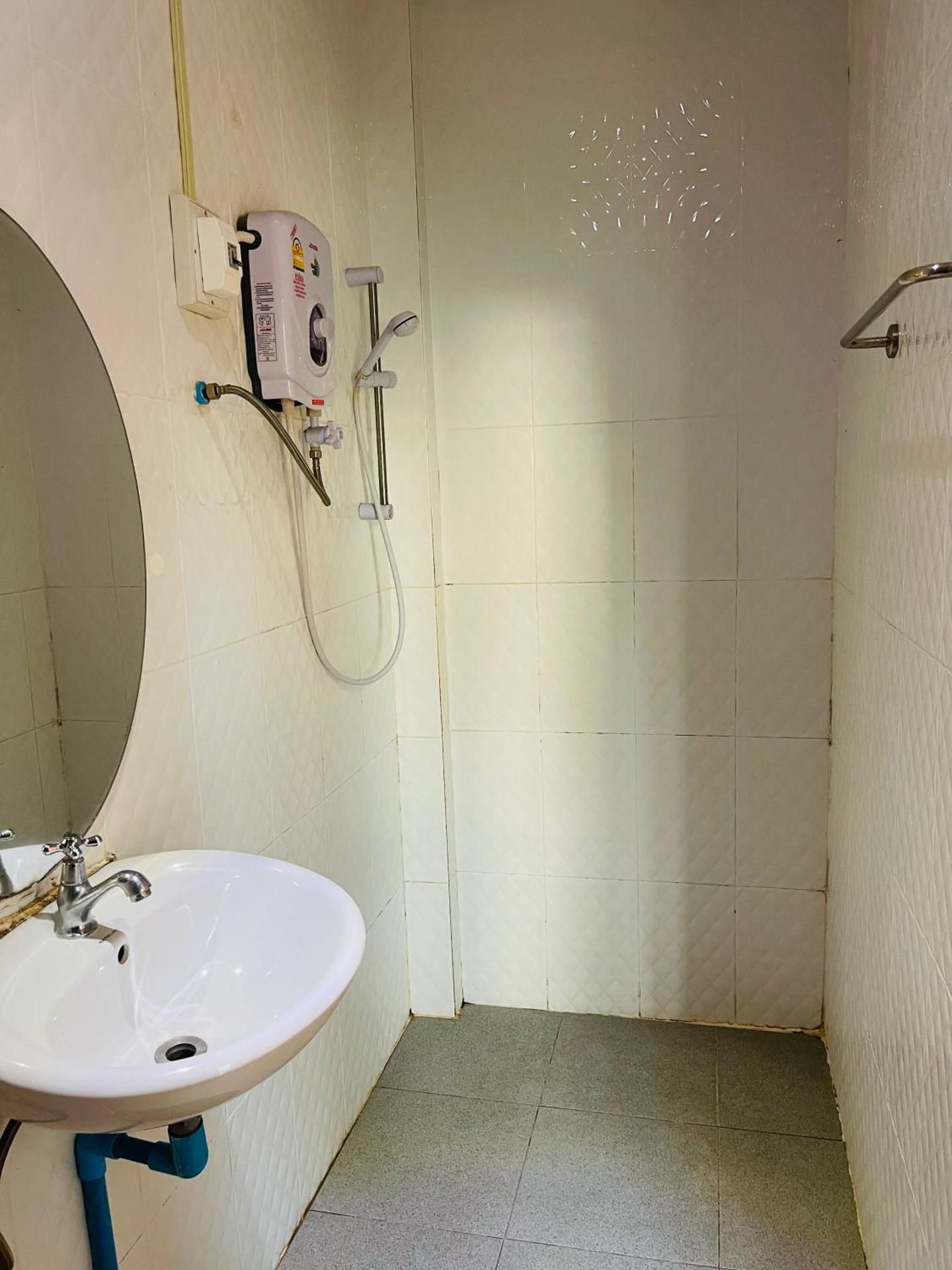 Vang Vieng Global Guesthouse Triple Room with Balcony 2