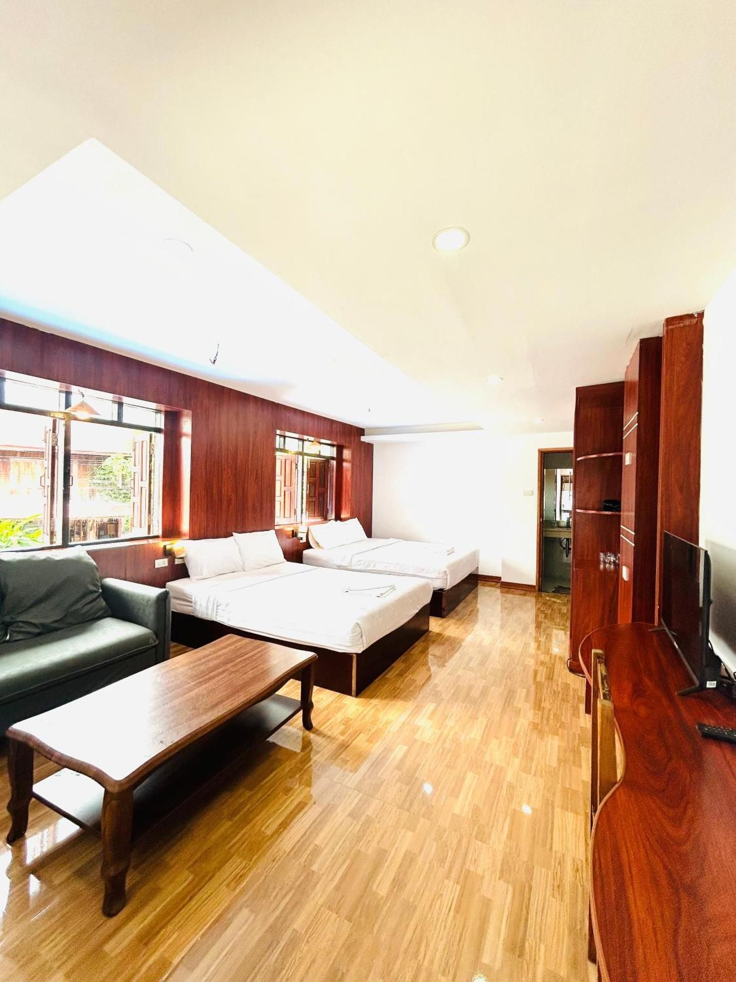 Vang Vieng Sky Mountain Hotel Deluxe Family Room 2