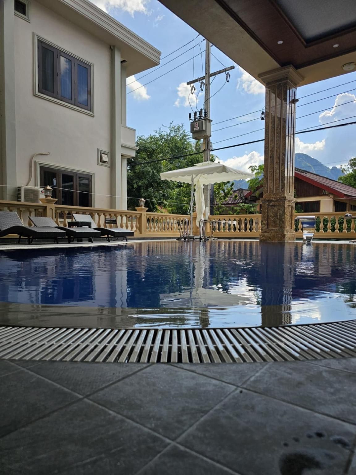 swimming pool [outdoor]