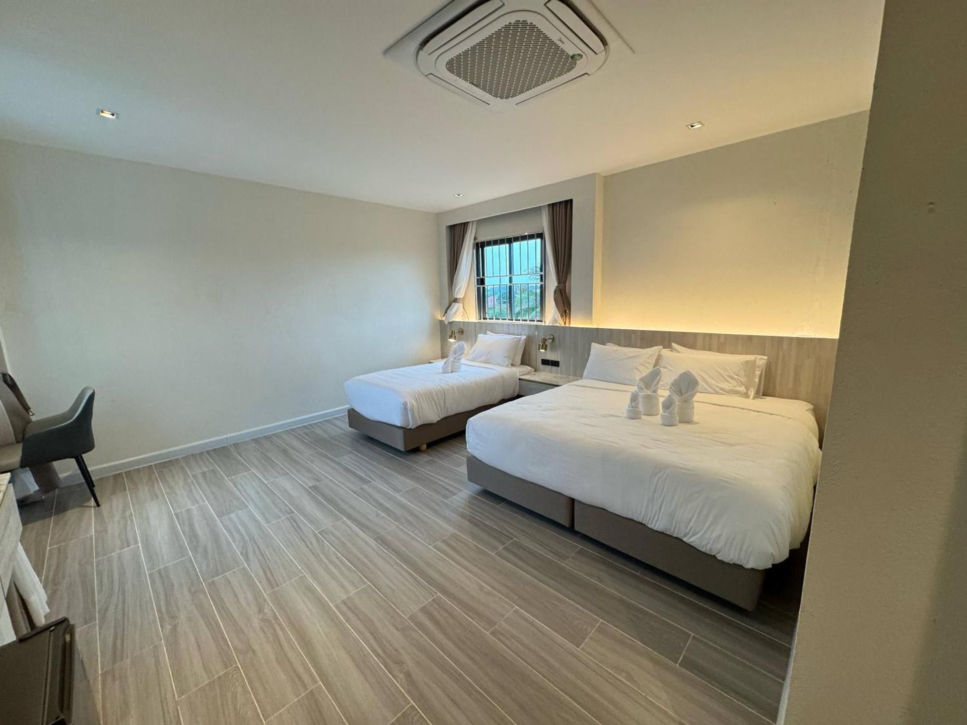 la mella hotel thakhek Deluxe Family Room