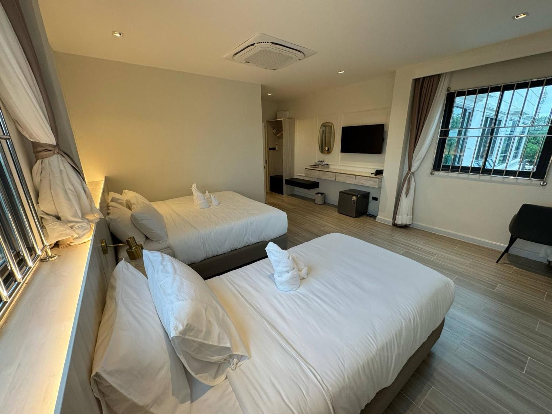 la mella hotel thakhek Deluxe Family Room 2