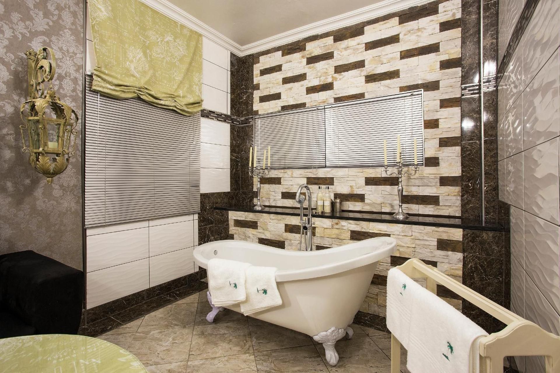 Deluxe Queen Suite