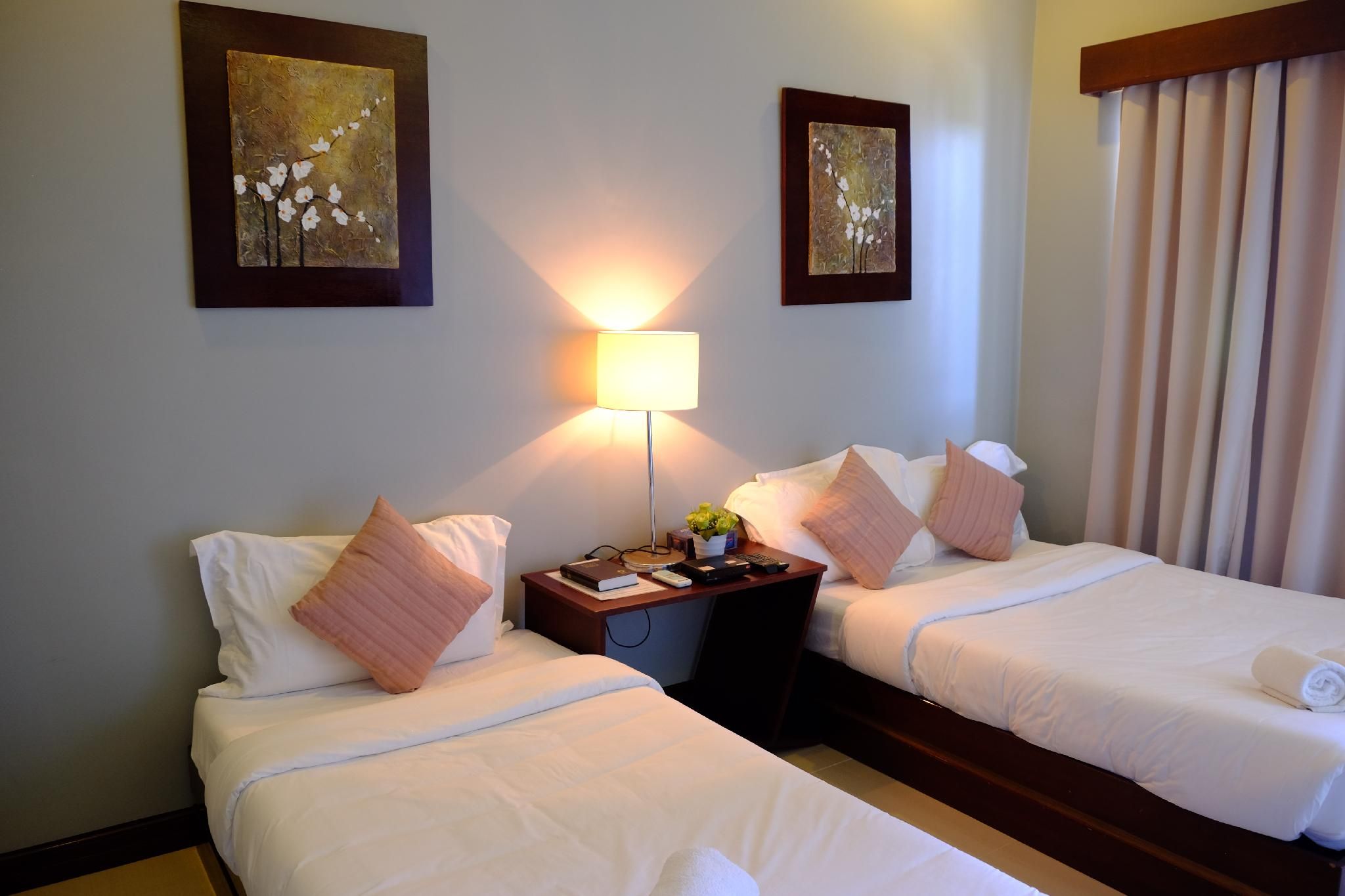 Pacific Waves Inn (Annex) Deluxe Triple Room 2