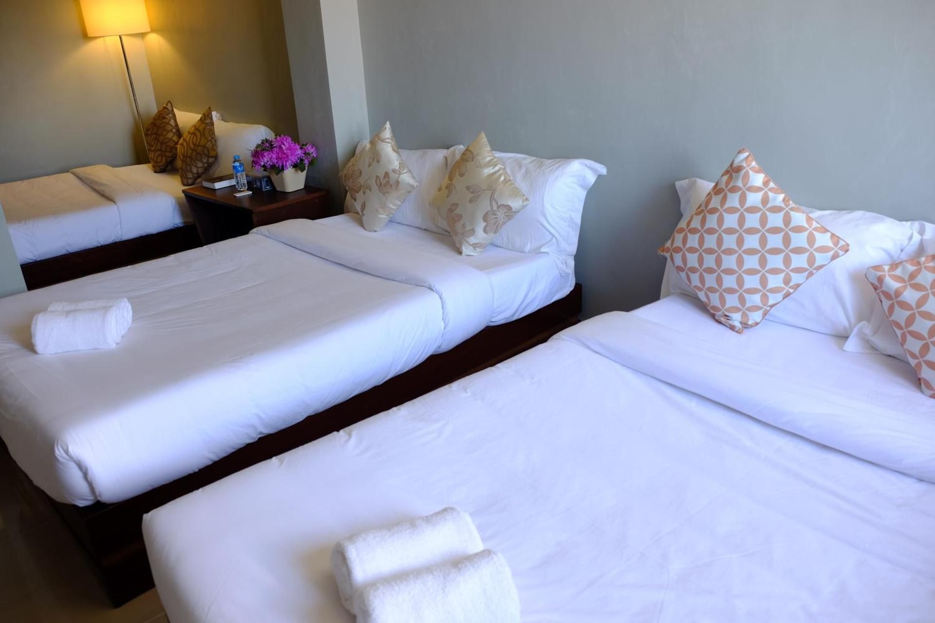 Pacific Waves Inn (Annex) Deluxe Family Room