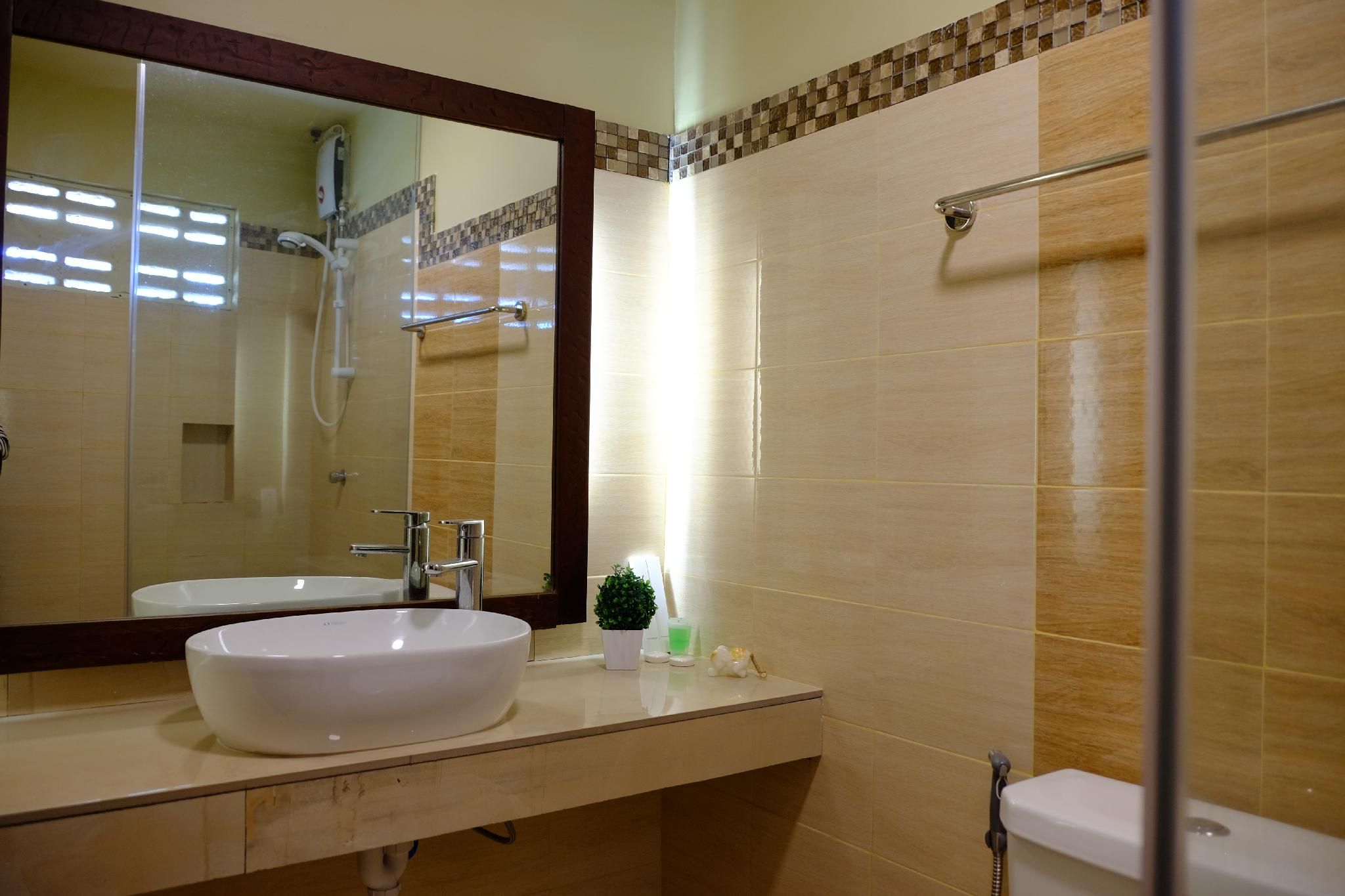 Pacific Waves Inn (Annex) Deluxe Triple Room 3