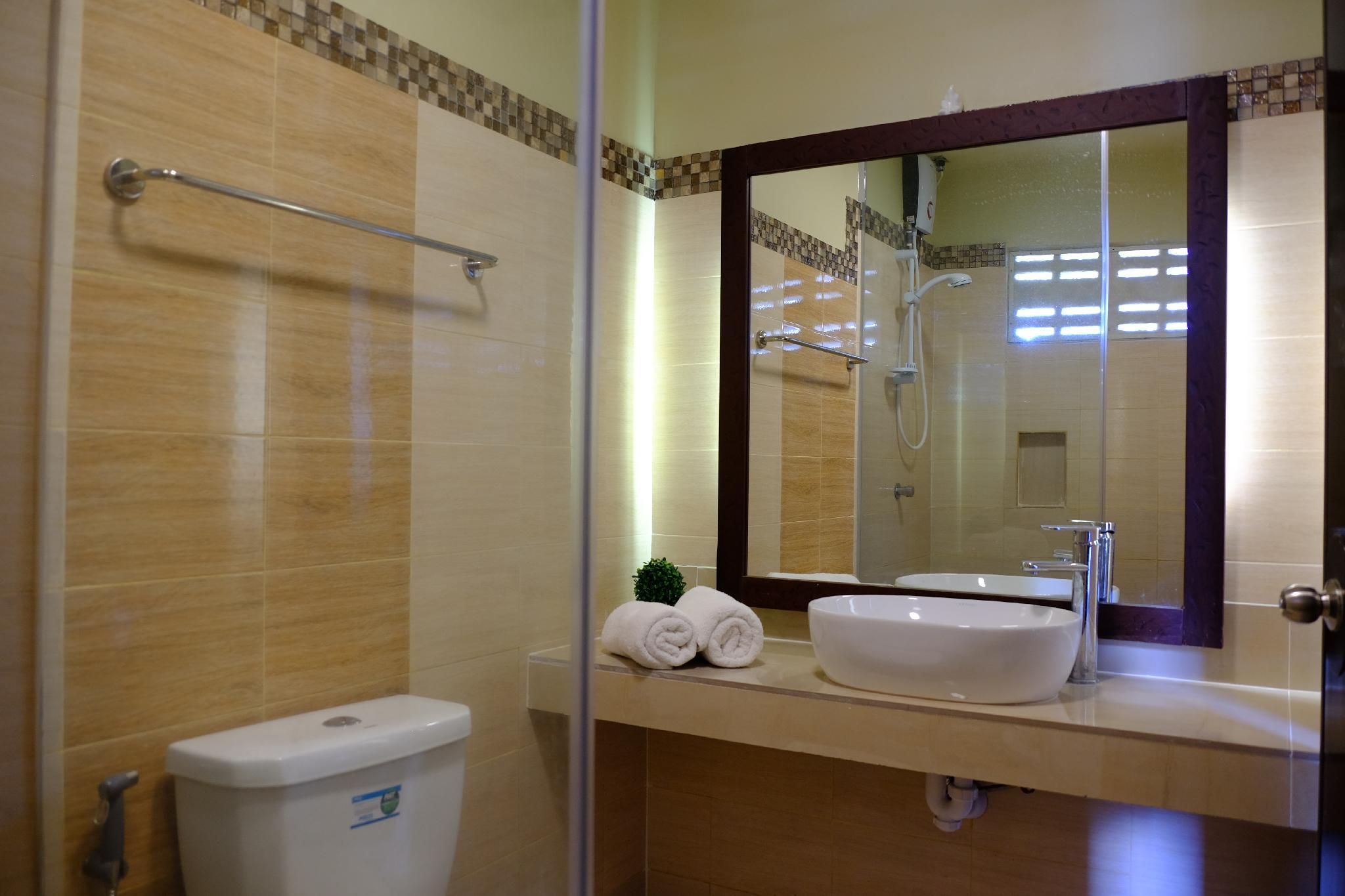 Pacific Waves Inn (Annex) Deluxe Room for 6 People 3