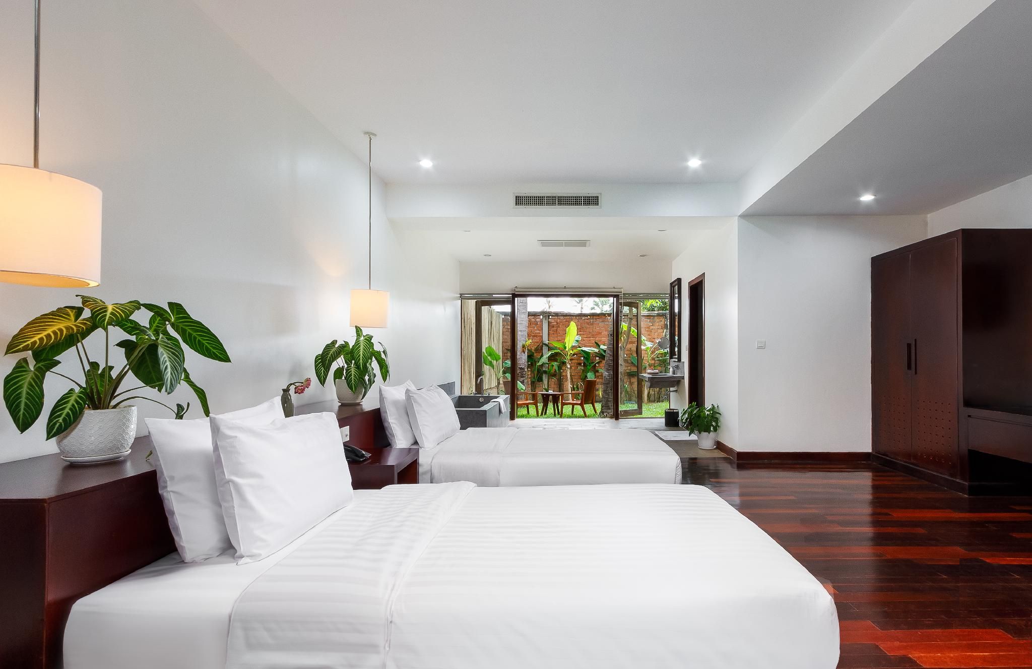 Family Connecting Rooms with King Bed and 2 Single Beds