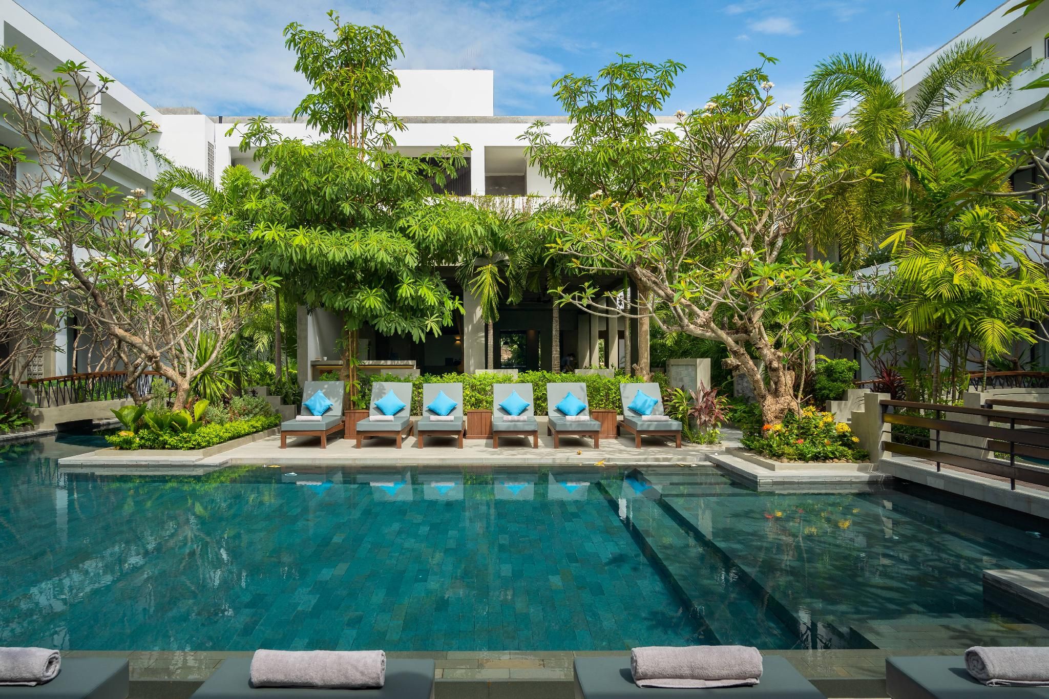 swimming pool [outdoor]