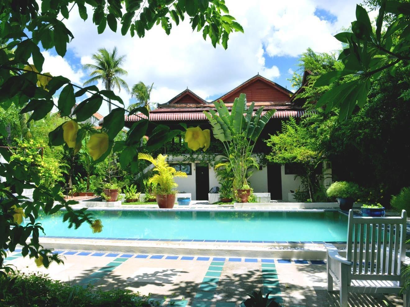 swimming pool [outdoor]