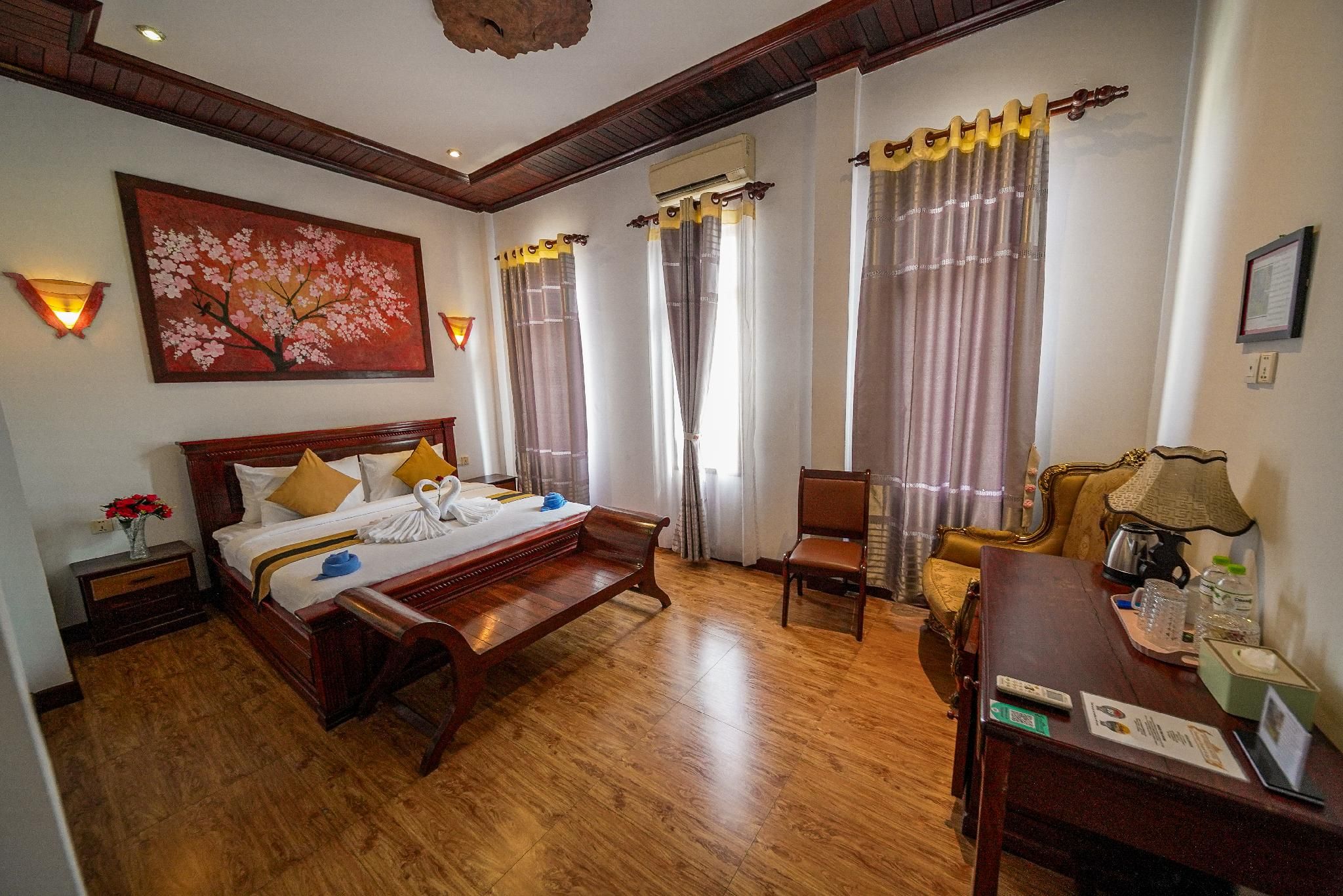Deluxe - 1 King Bed