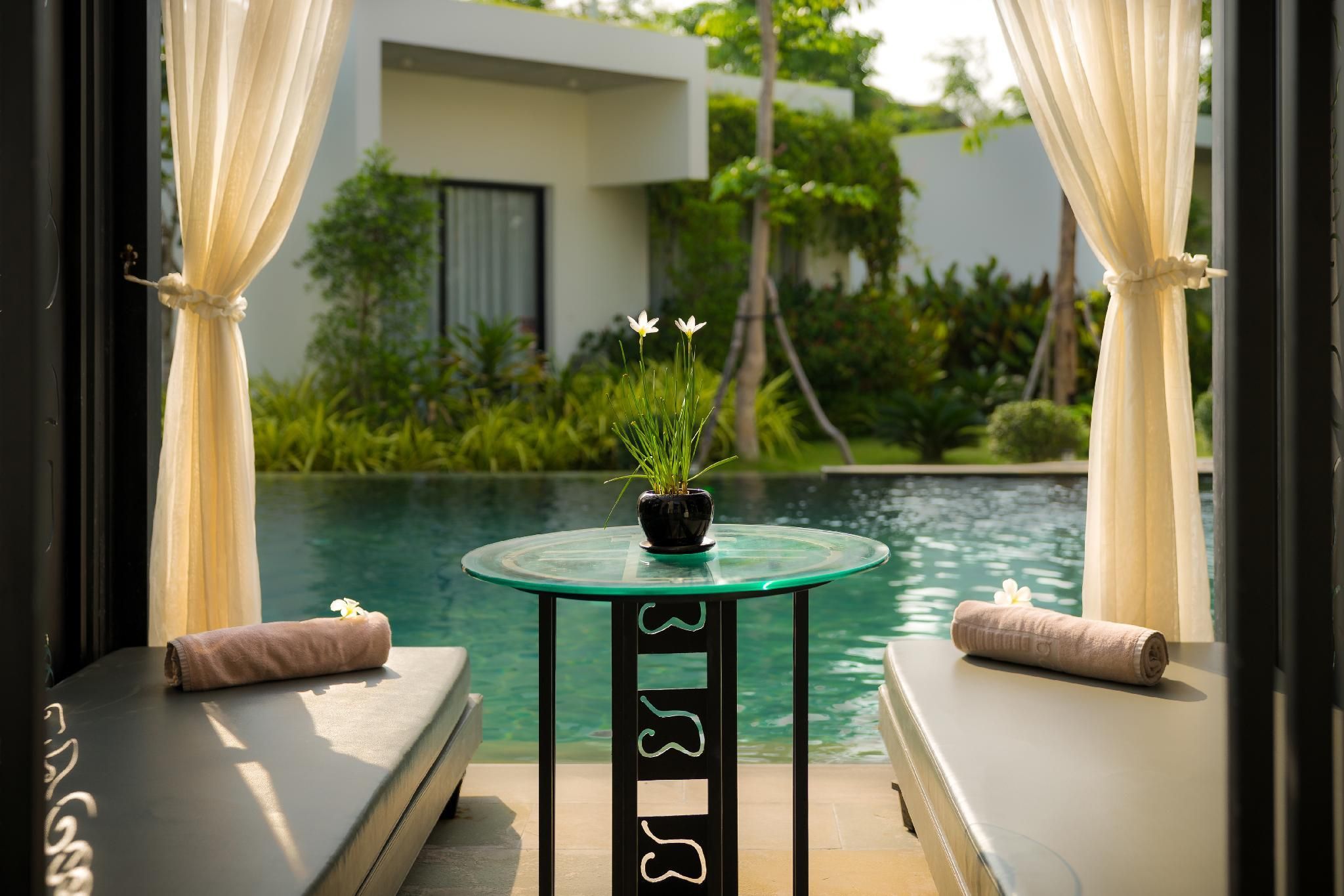 swimming pool [outdoor]