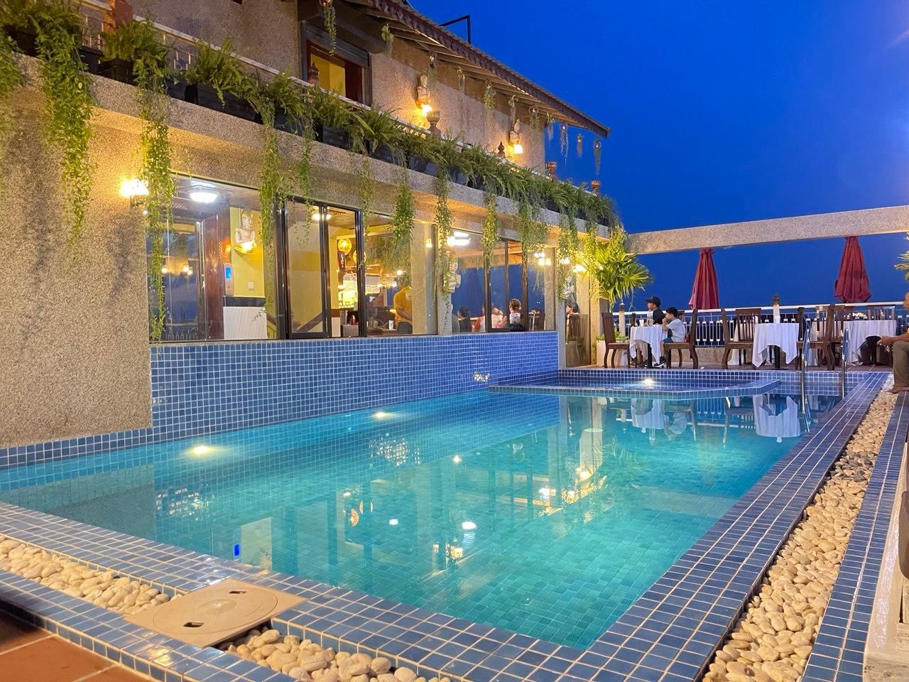 swimming pool [outdoor]