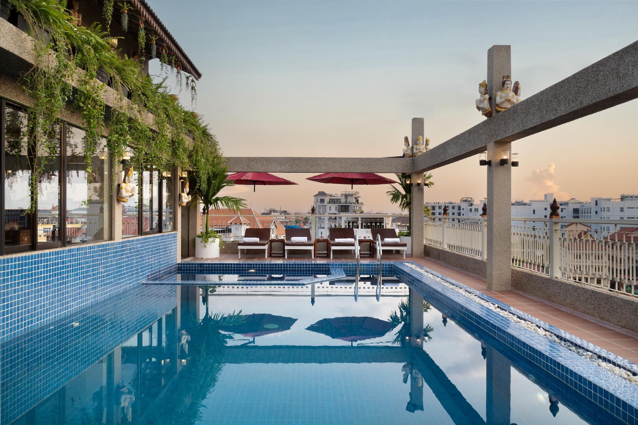 swimming pool [outdoor]