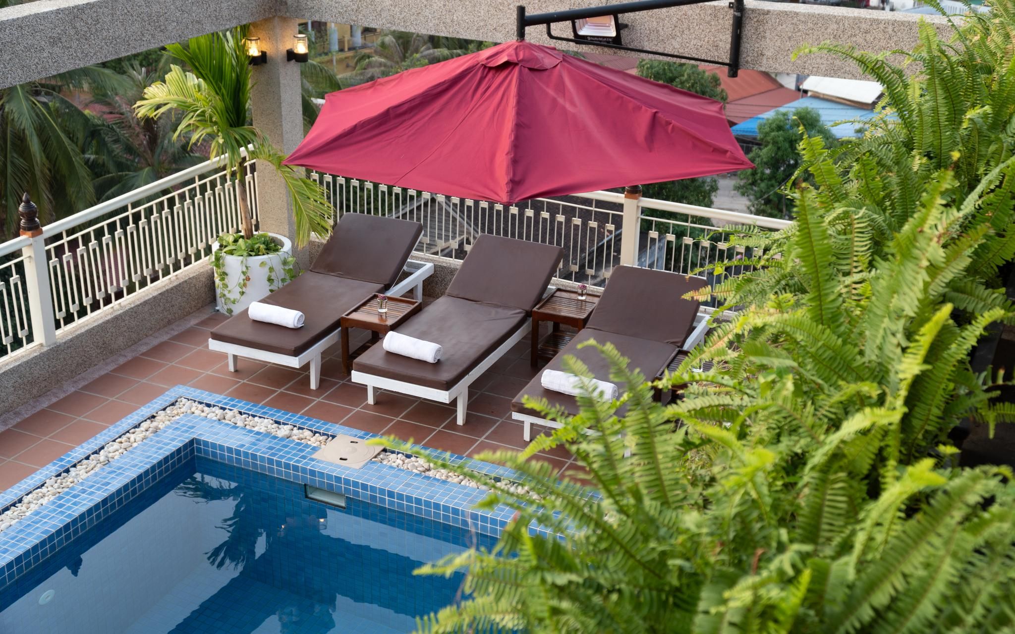 swimming pool [outdoor]