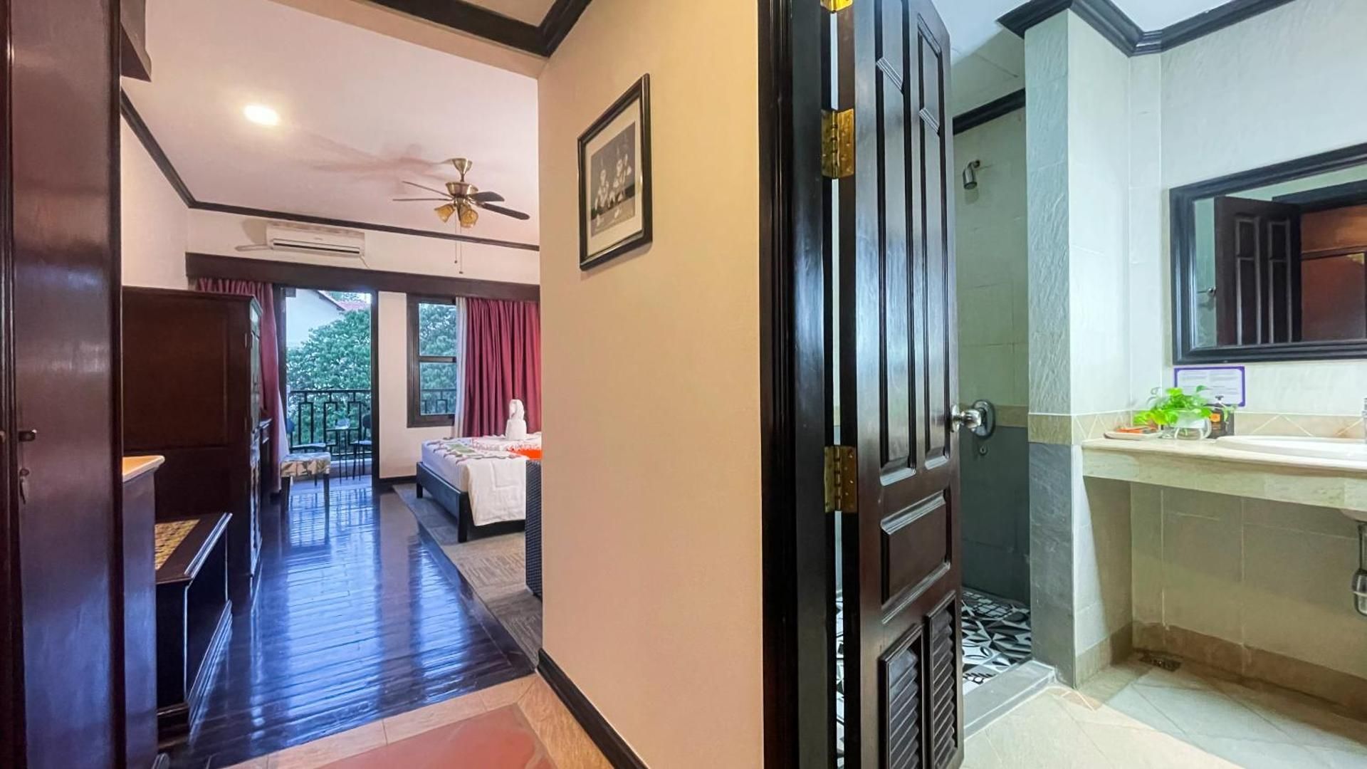 Deluxe Double or Twin With Balcony - Free pick up