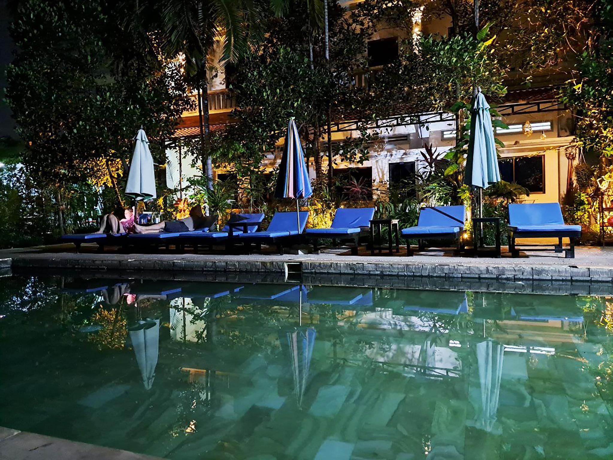 swimming pool [outdoor]