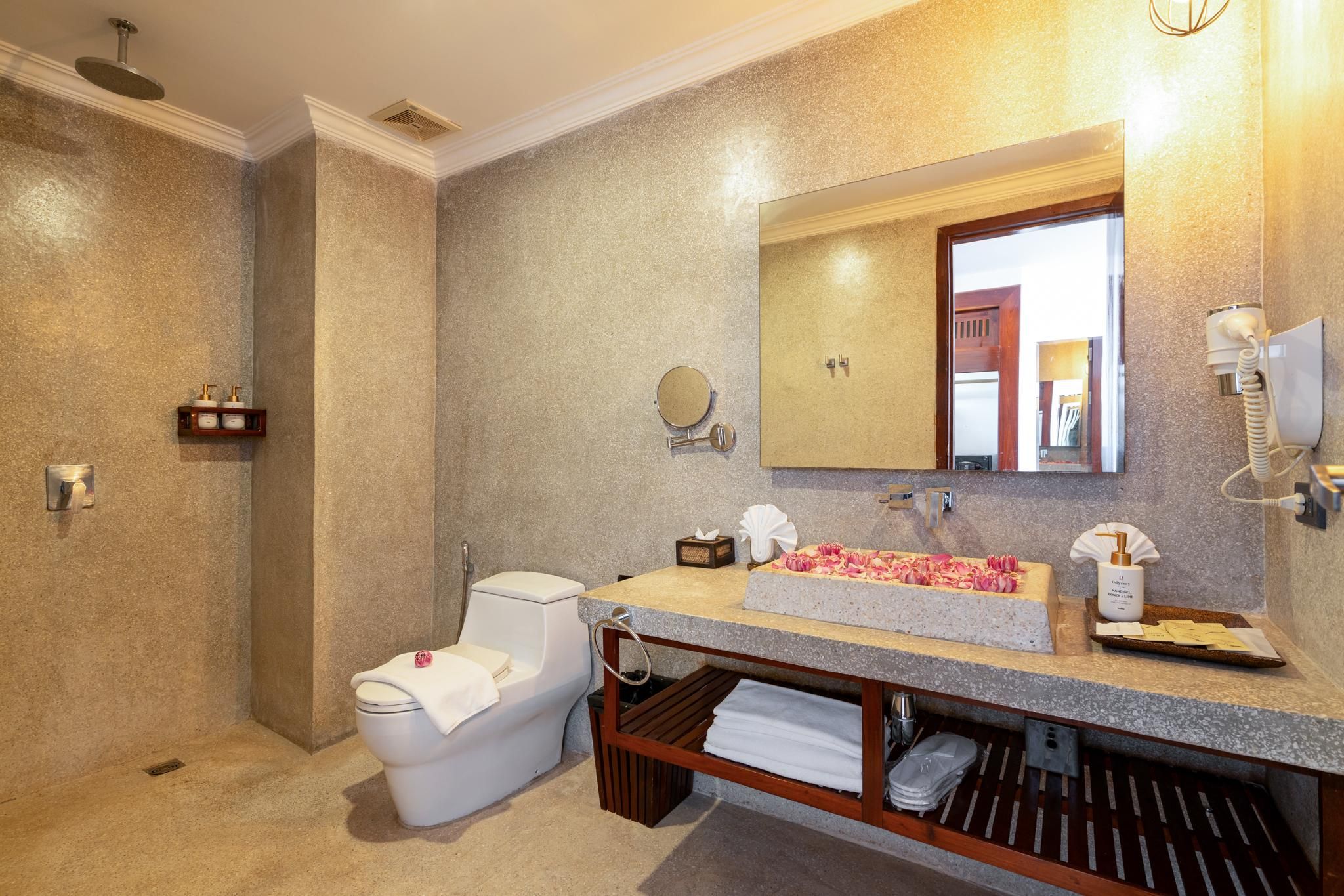 Angkor Breeze Hotel & Spa Deluxe King with Balcony 3