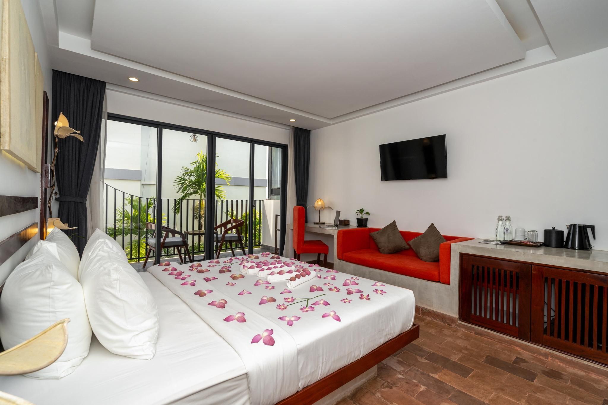 Angkor Breeze Hotel & Spa Deluxe King with Balcony 2