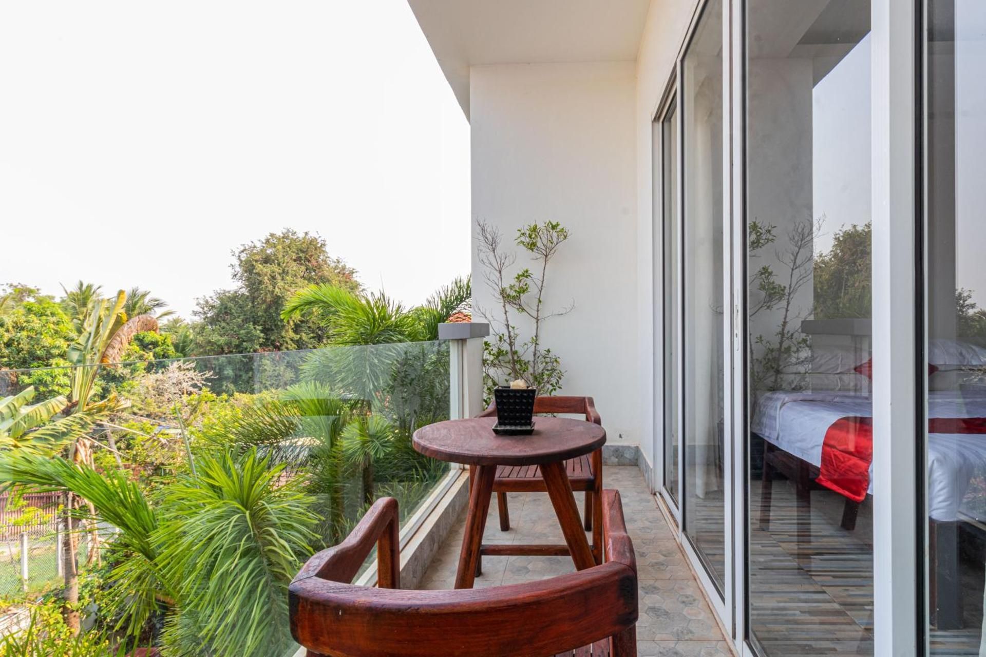 Apartment with Pool View