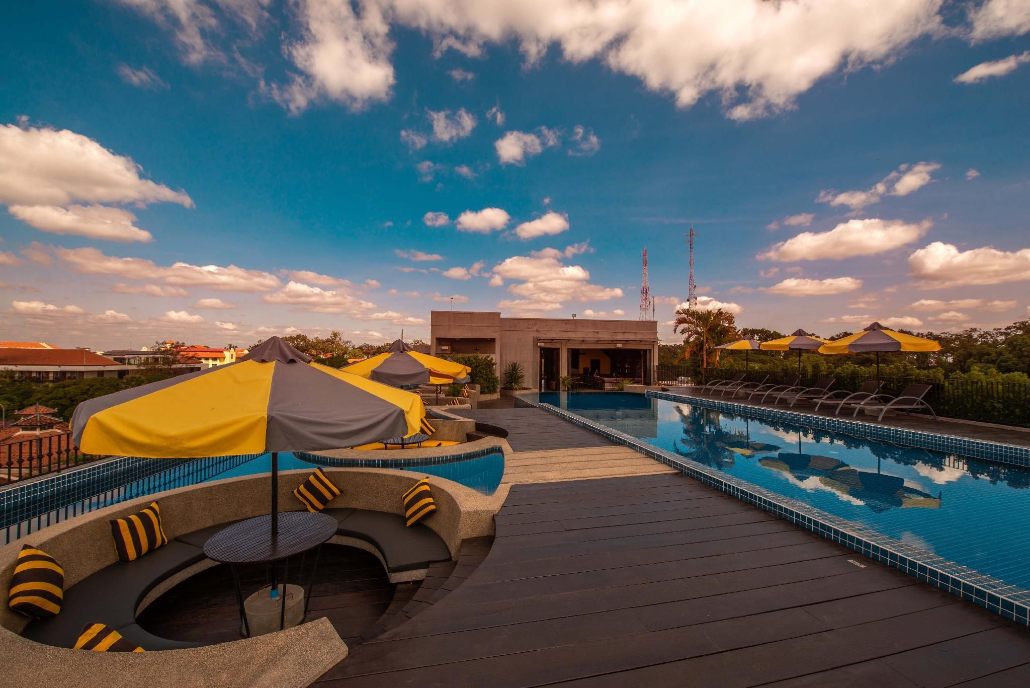 swimming pool [outdoor]