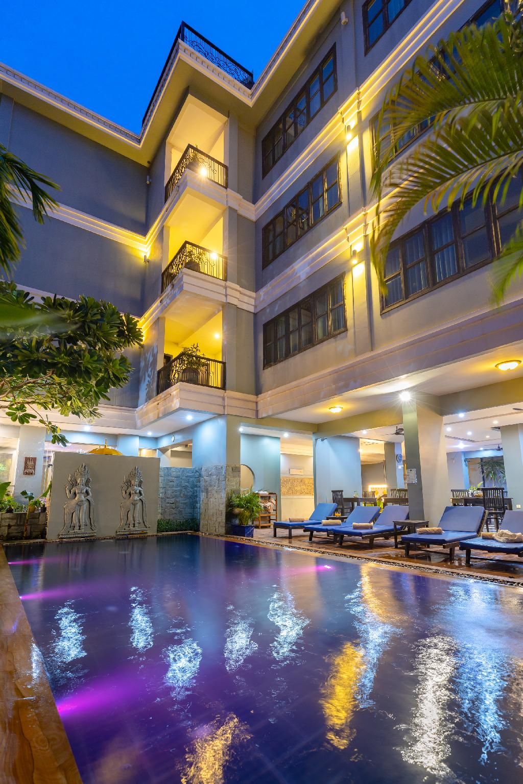 swimming pool [outdoor]