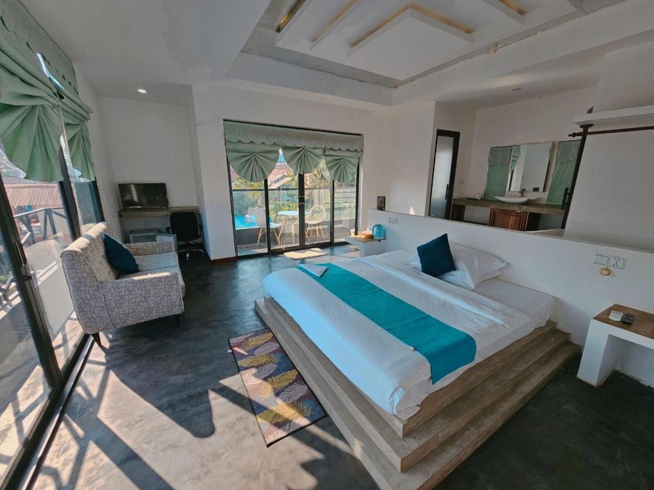 Deluxe King Room with Balcony