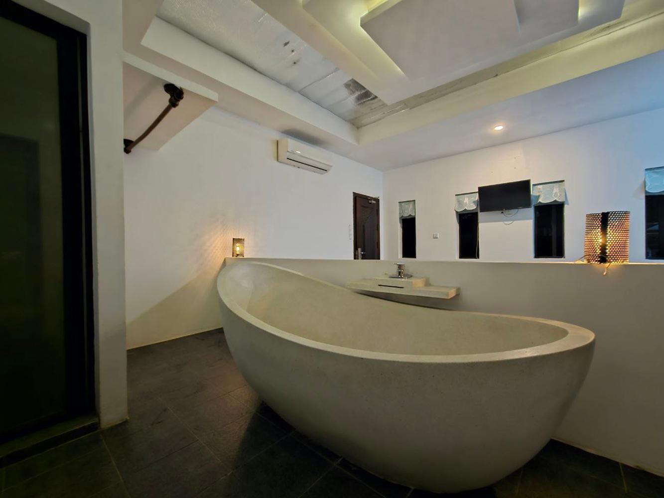 Deluxe King Room with Balcony