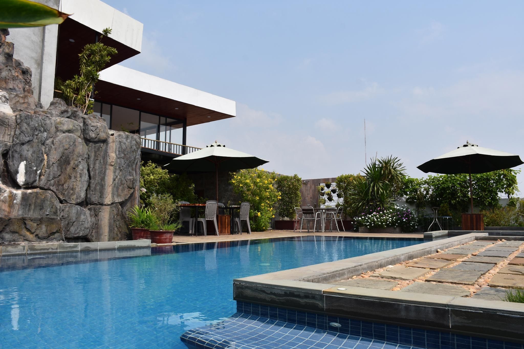 swimming pool [outdoor]