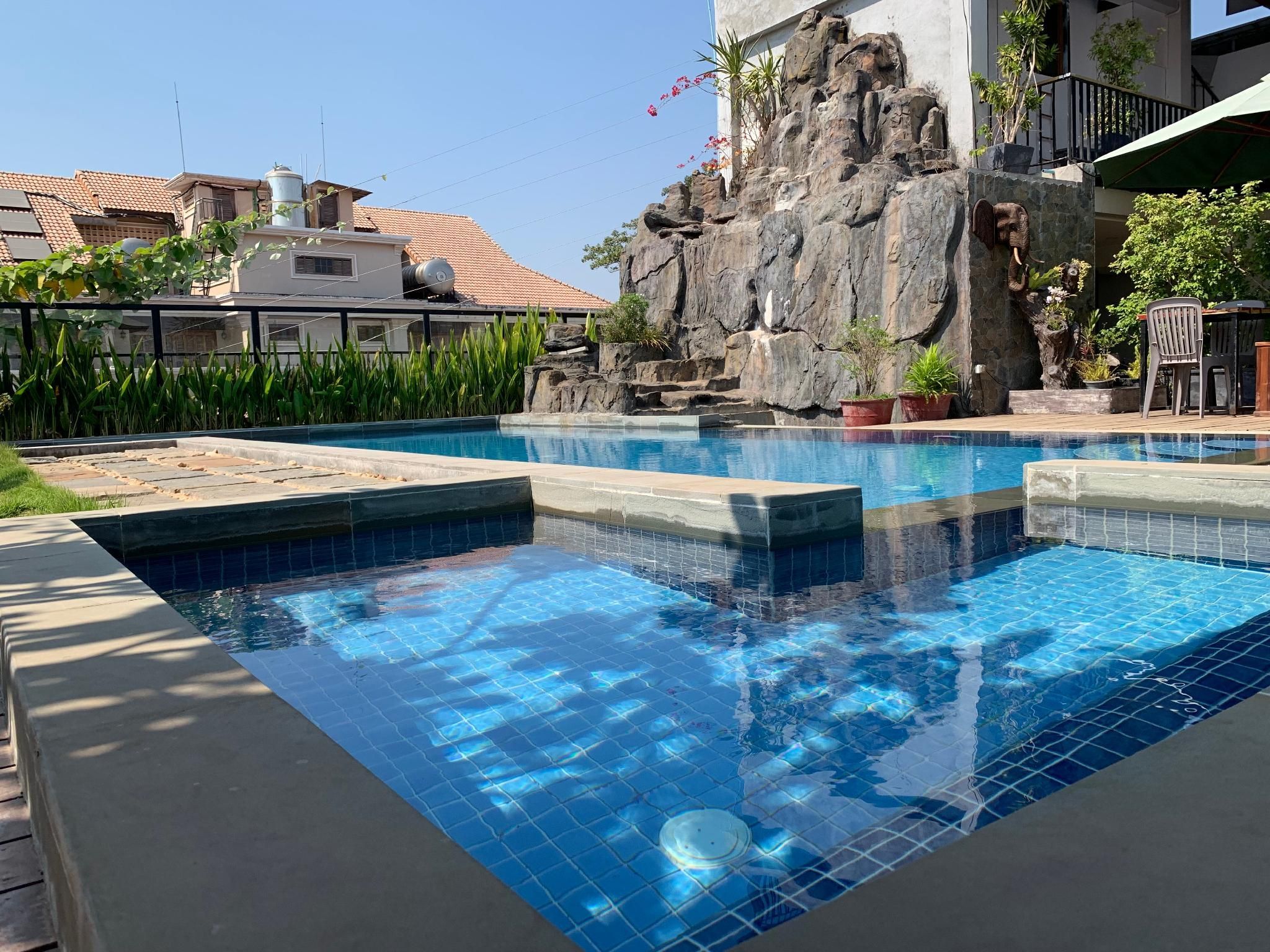 swimming pool [outdoor]