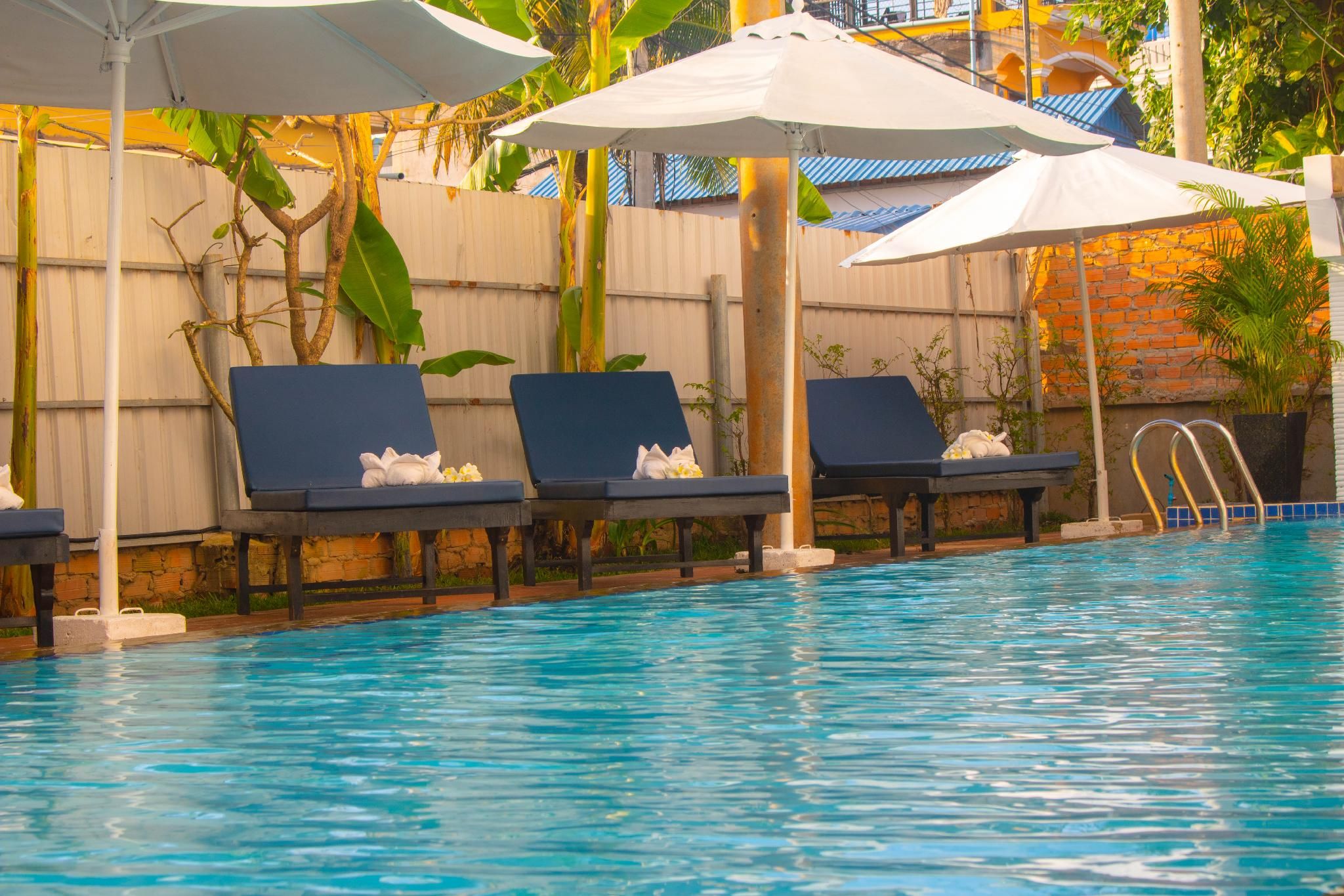 swimming pool [outdoor]