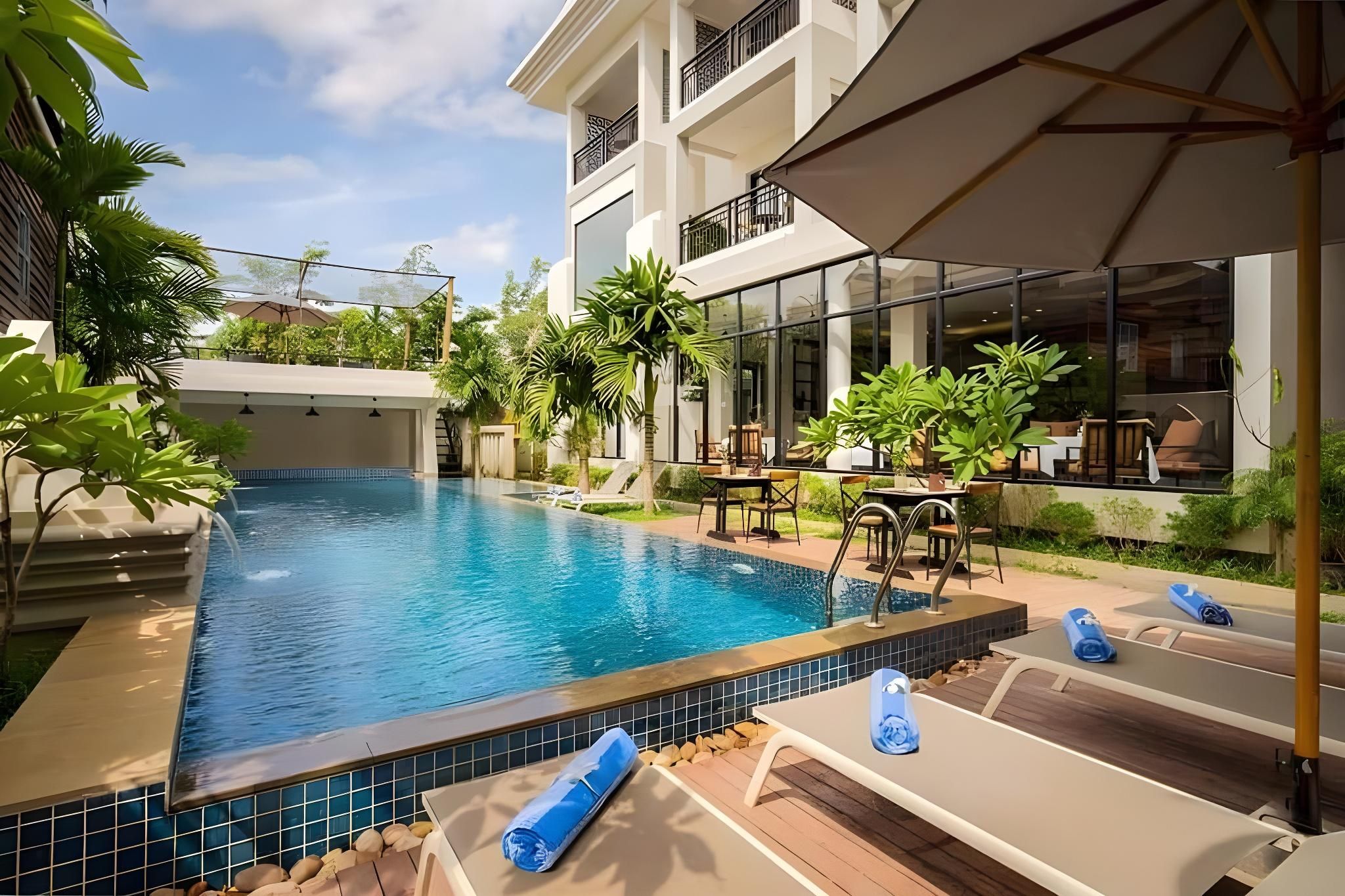 swimming pool [outdoor]