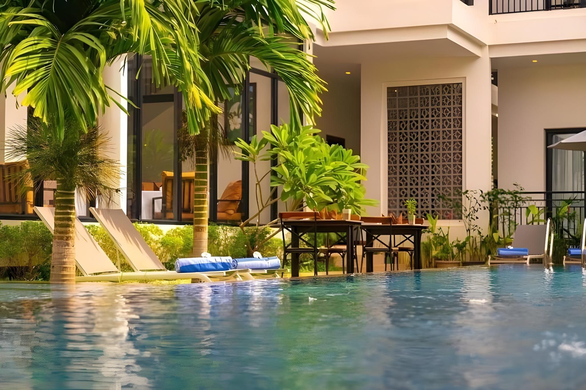 swimming pool [outdoor]