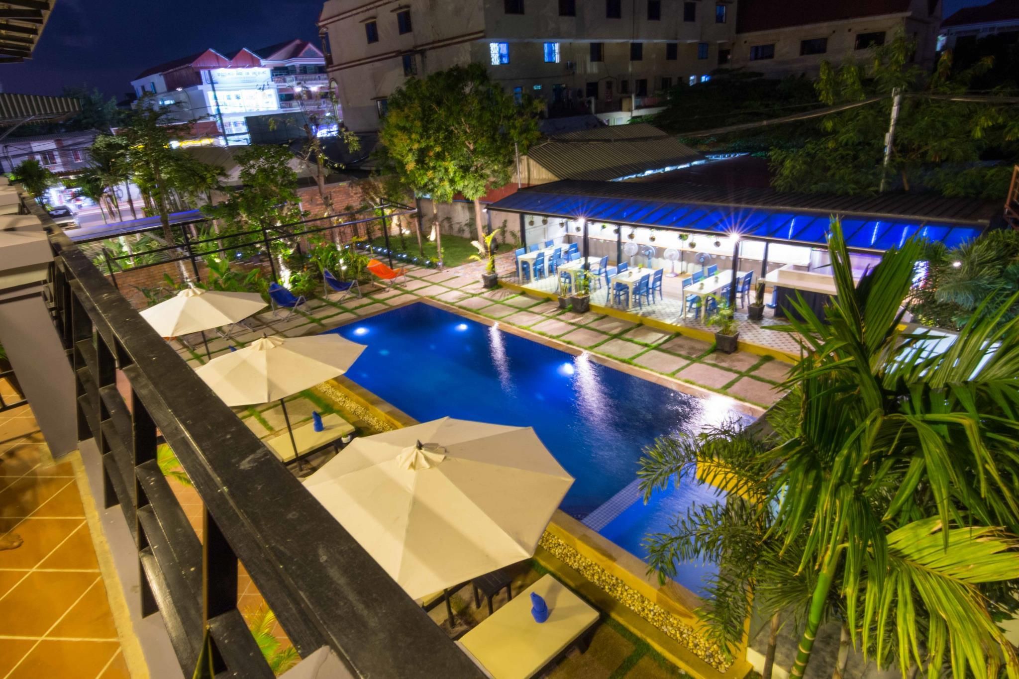 swimming pool [outdoor]