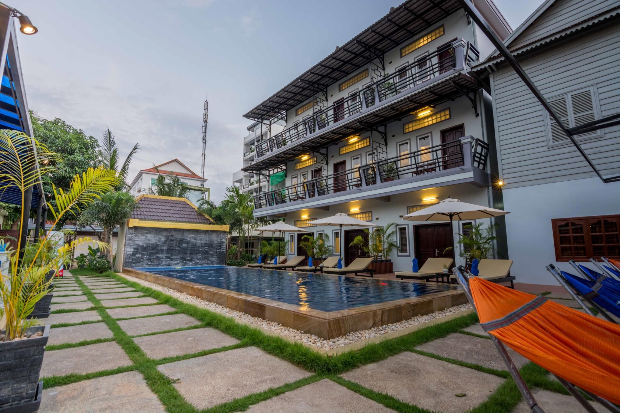 swimming pool [outdoor]