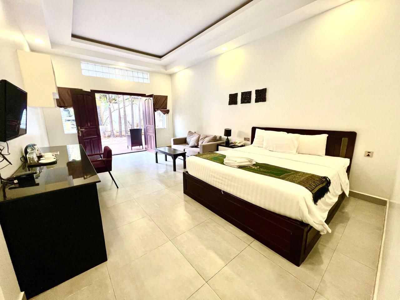 Deluxe Pool View King Room