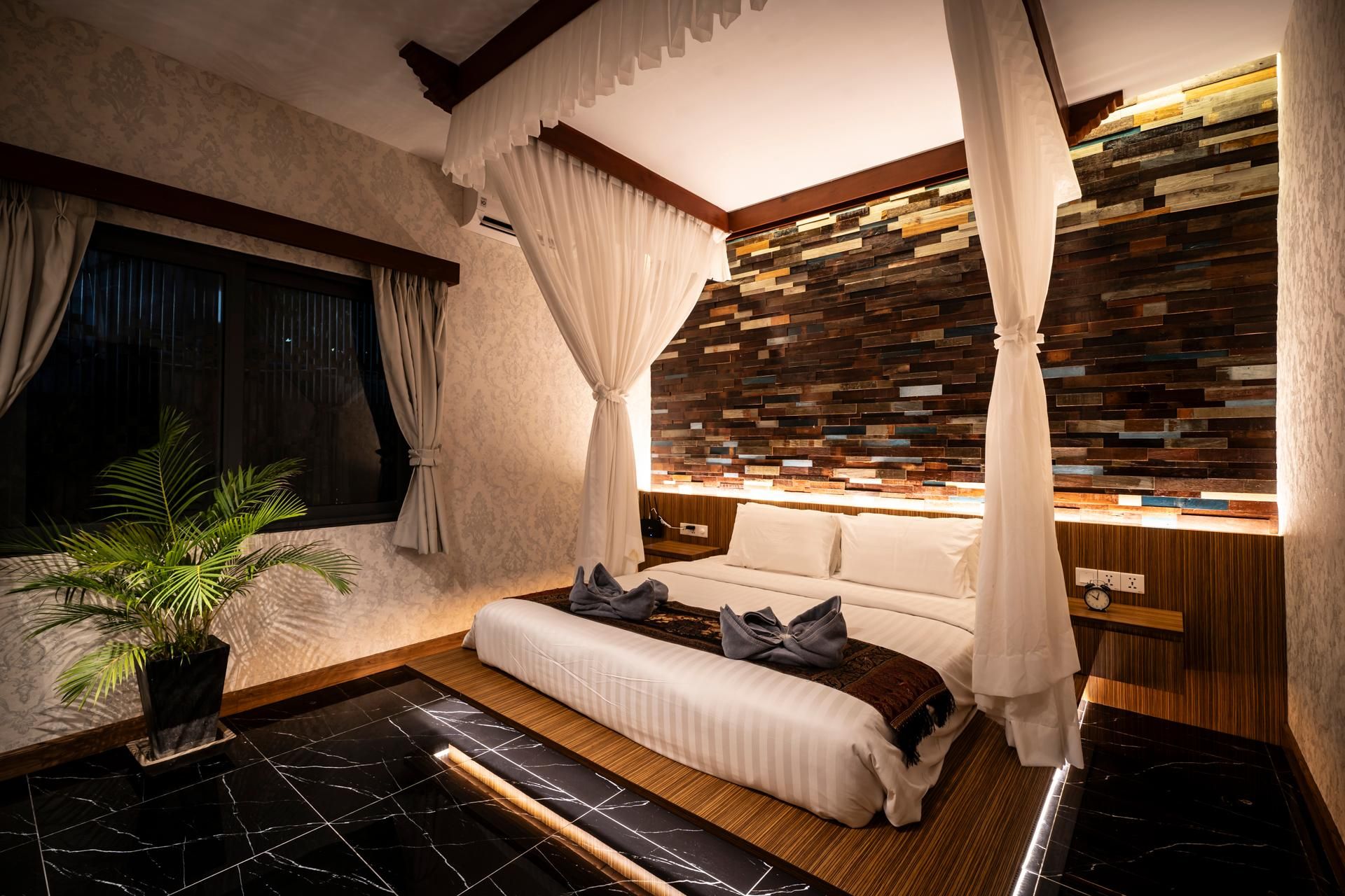 The Local Time Village Deluxe