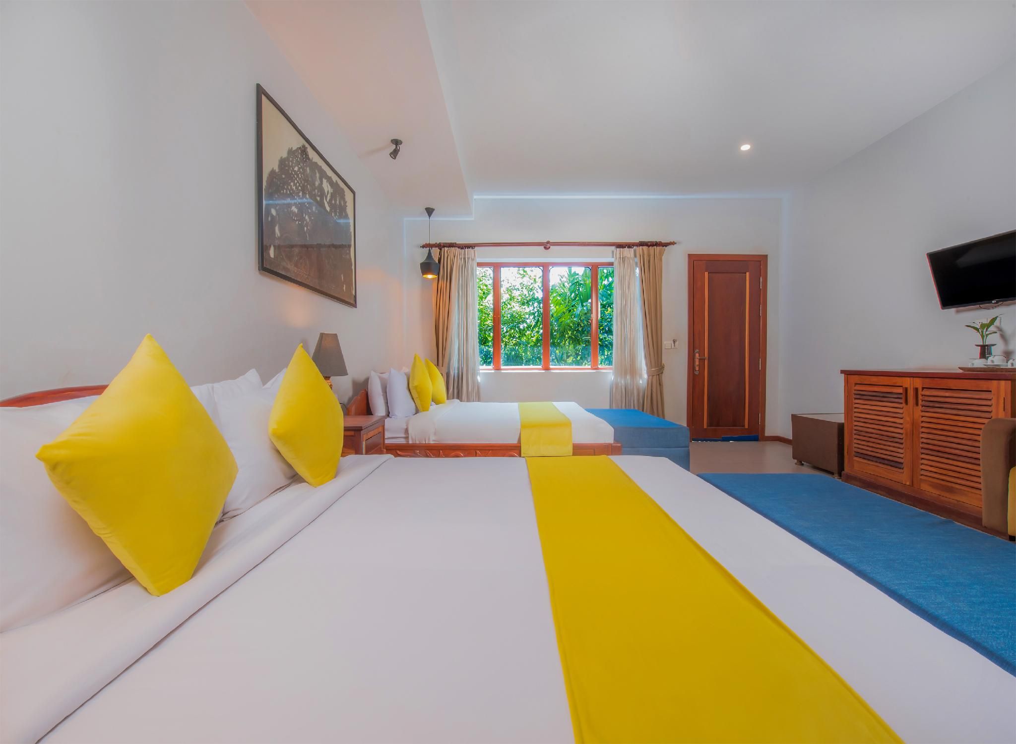 Deluxe Family Suite with Bathtub