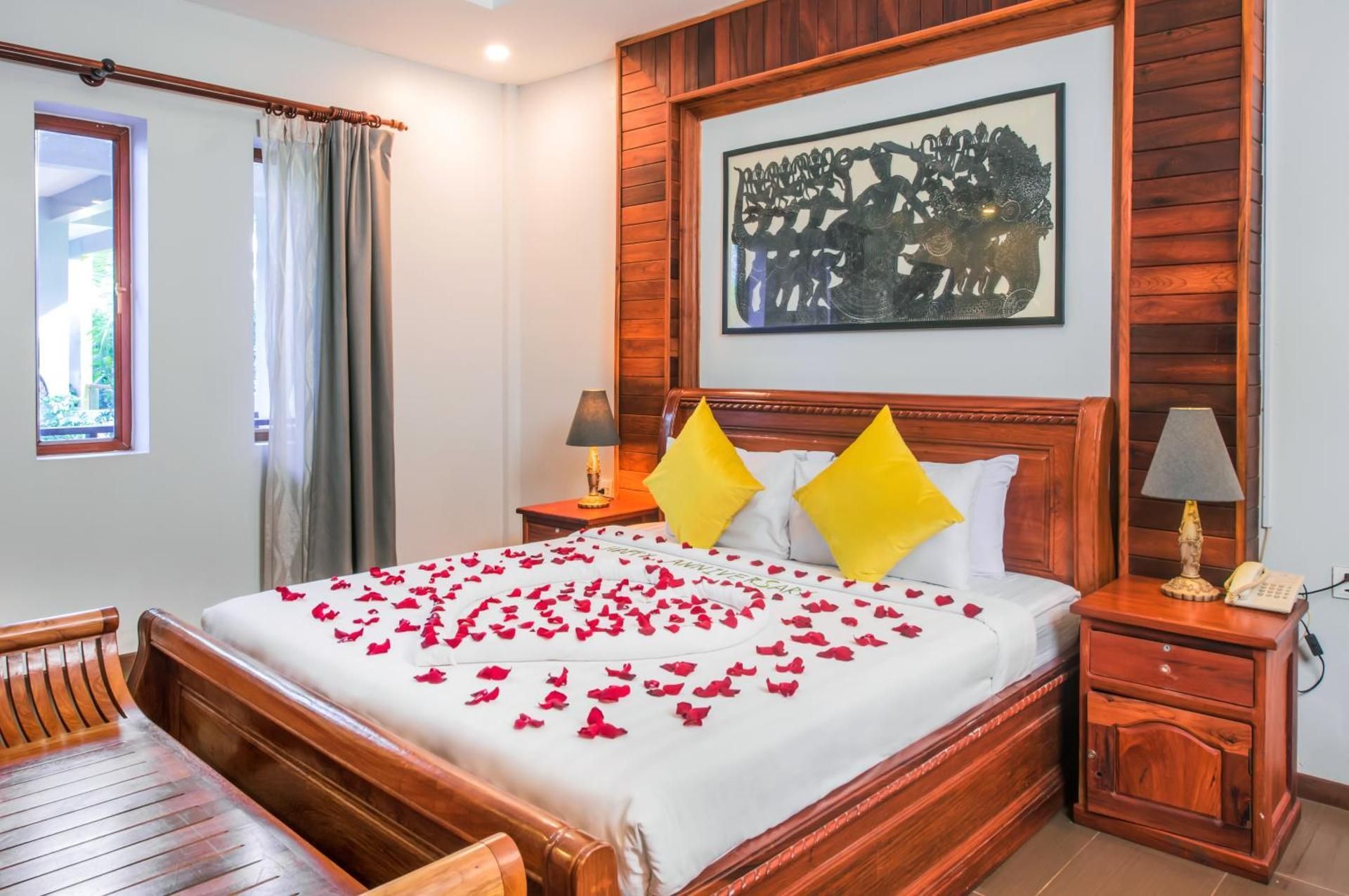 King Suite with Pool View