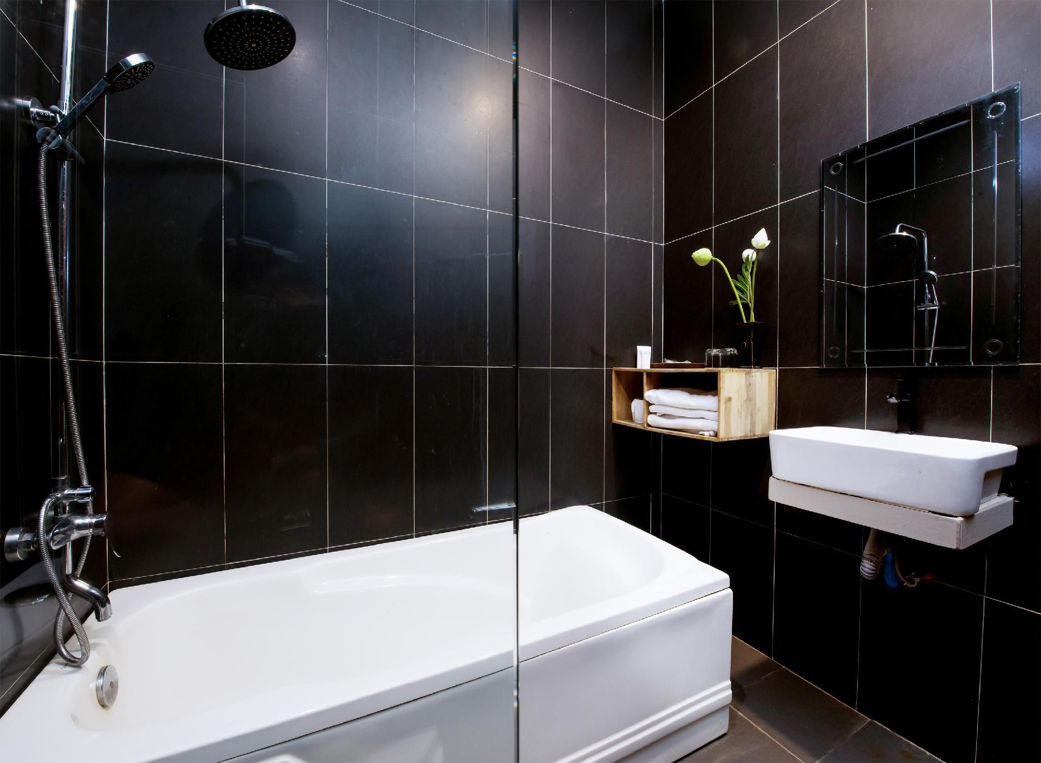 Deluxe Family Suite with Bathtub