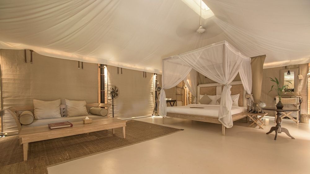 Superior Tent, 1 King Bed, Garden View
