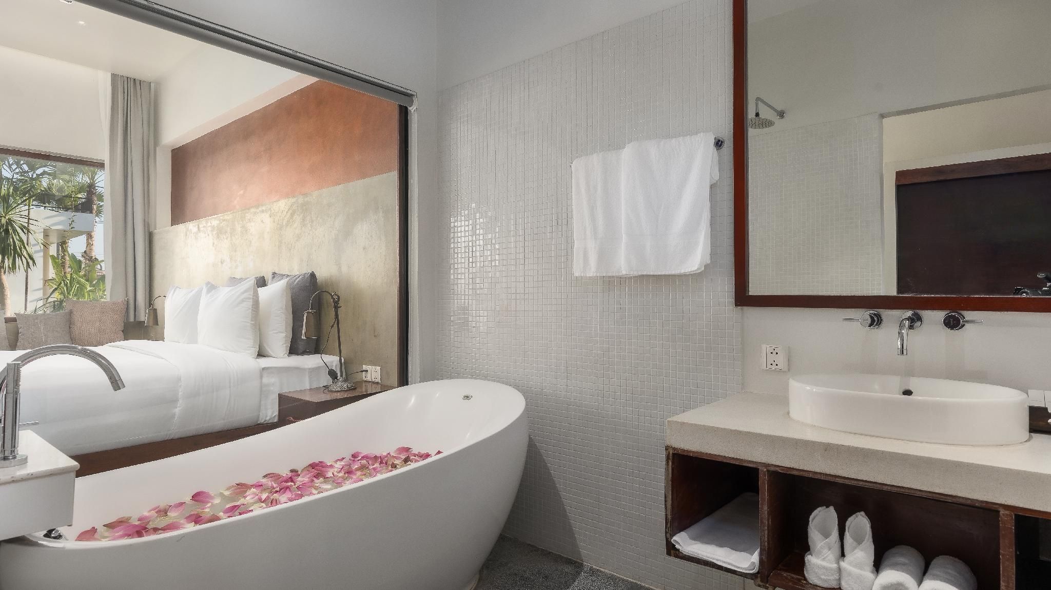 Shintana Saya La Maison Deluxe King Room with Balcony 3