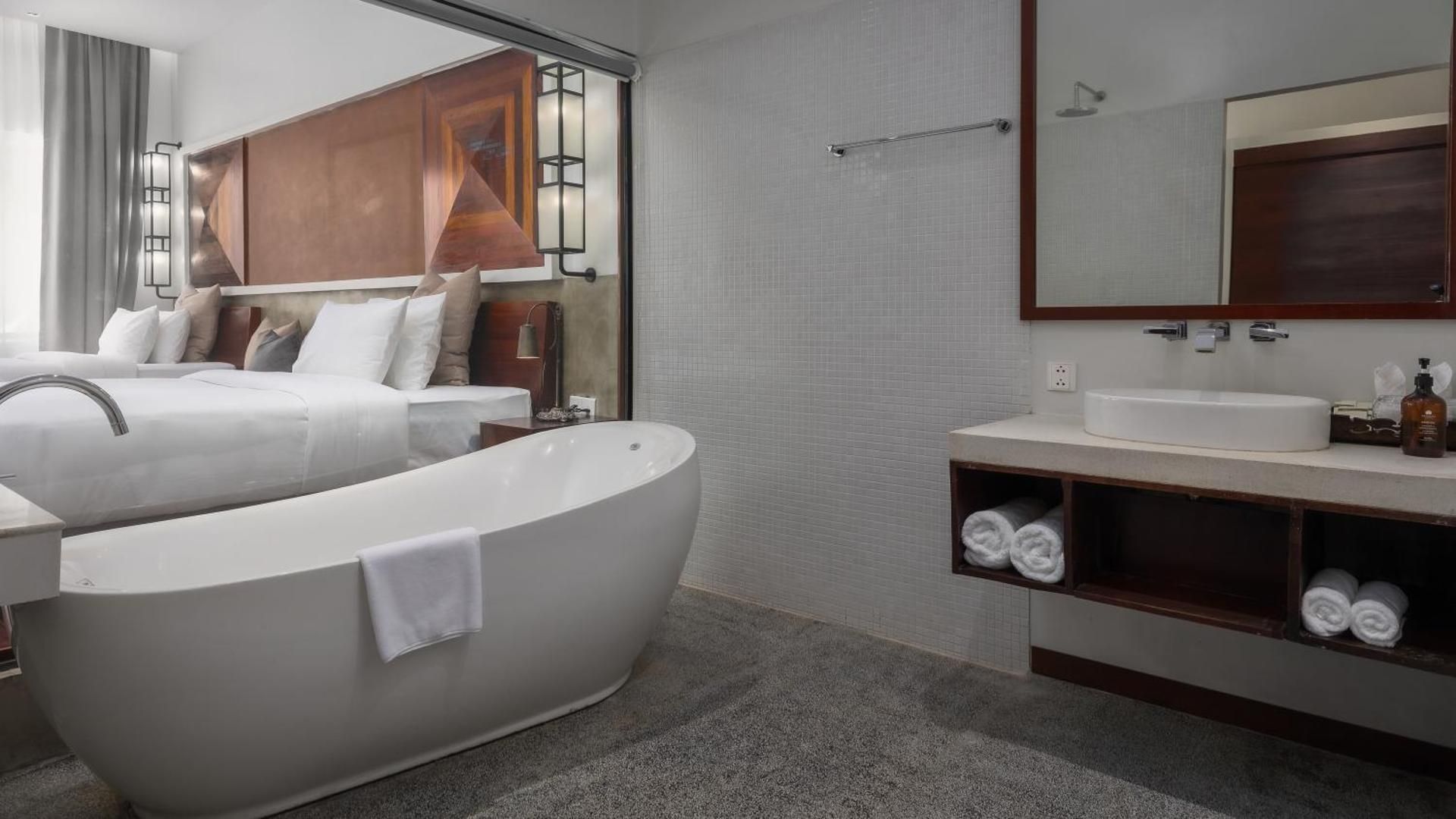 Two- Bedroom Family Suite - Free Airport Pick Up + Laundry + Mini-Bar