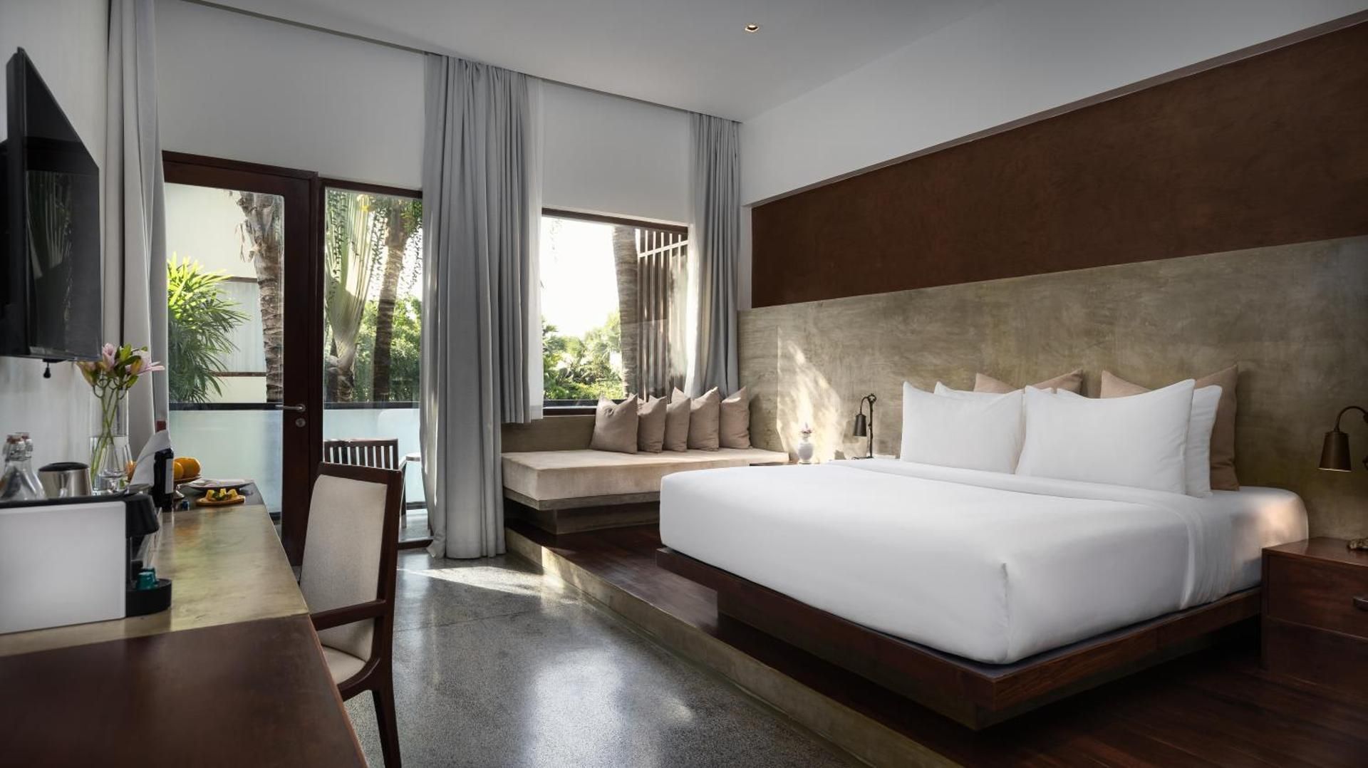 Shintana Saya La Maison Deluxe King Room with Balcony