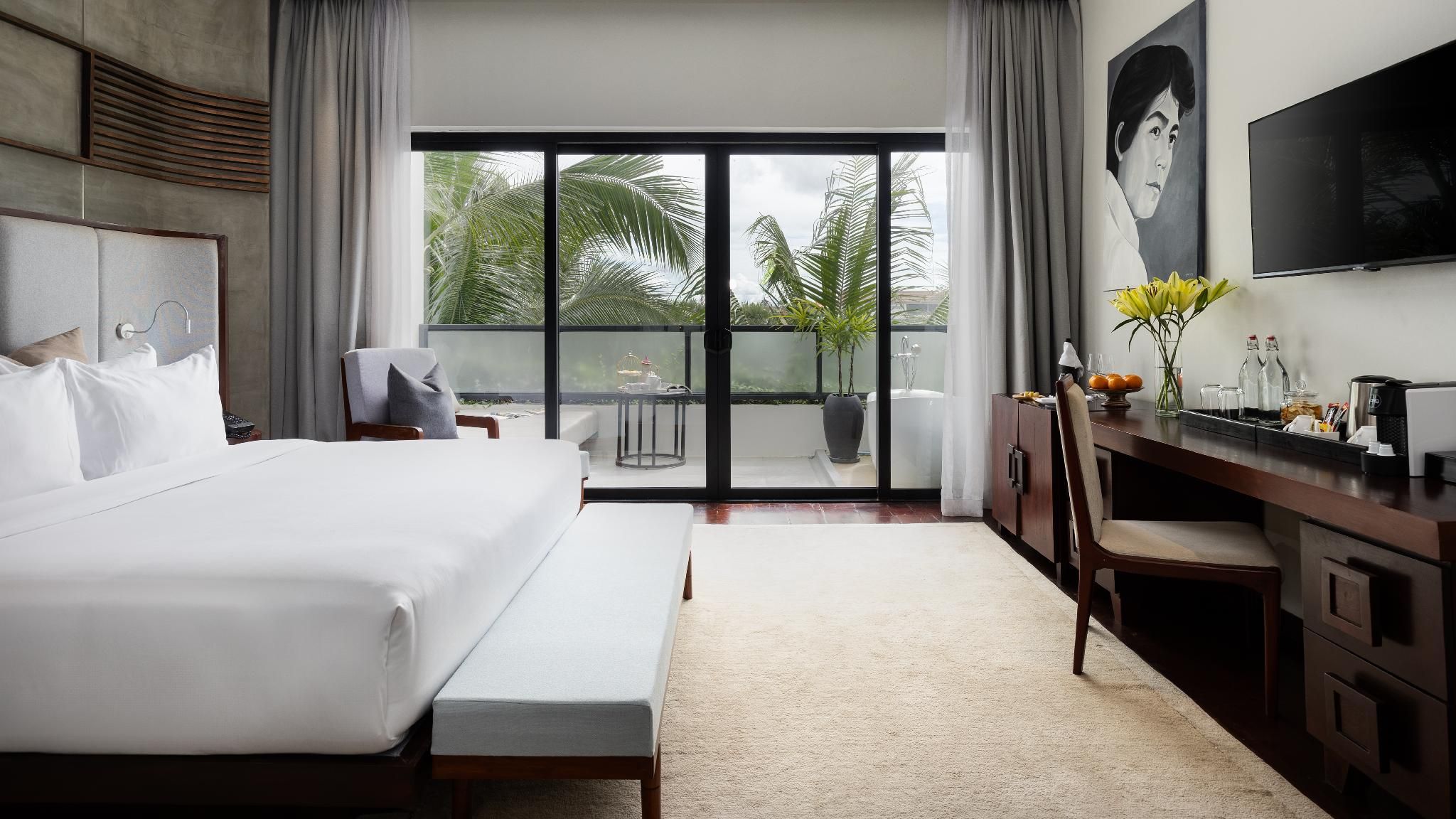 Landmark King Room with Balcony