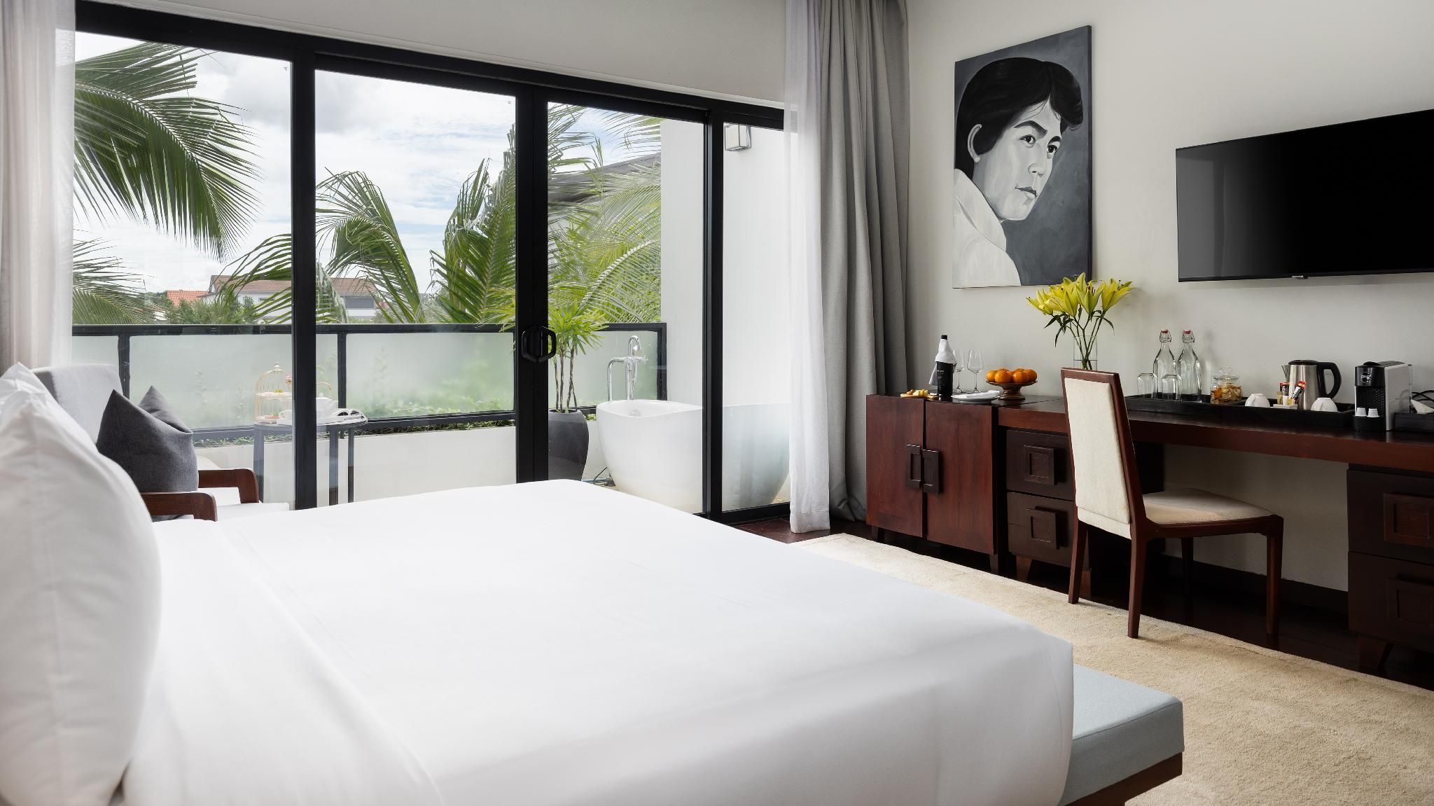 Landmark King Room with Balcony