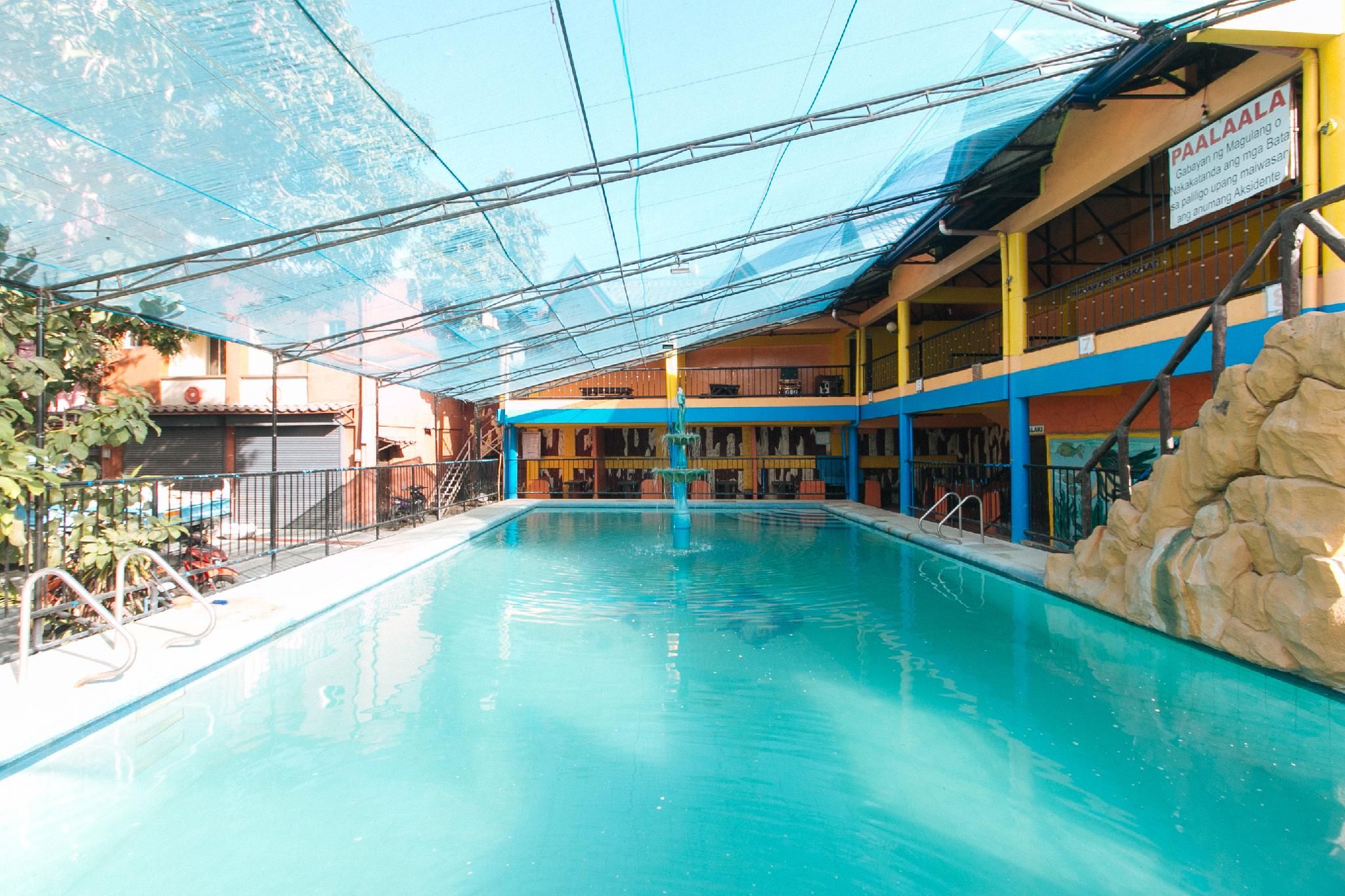 swimming pool [outdoor]