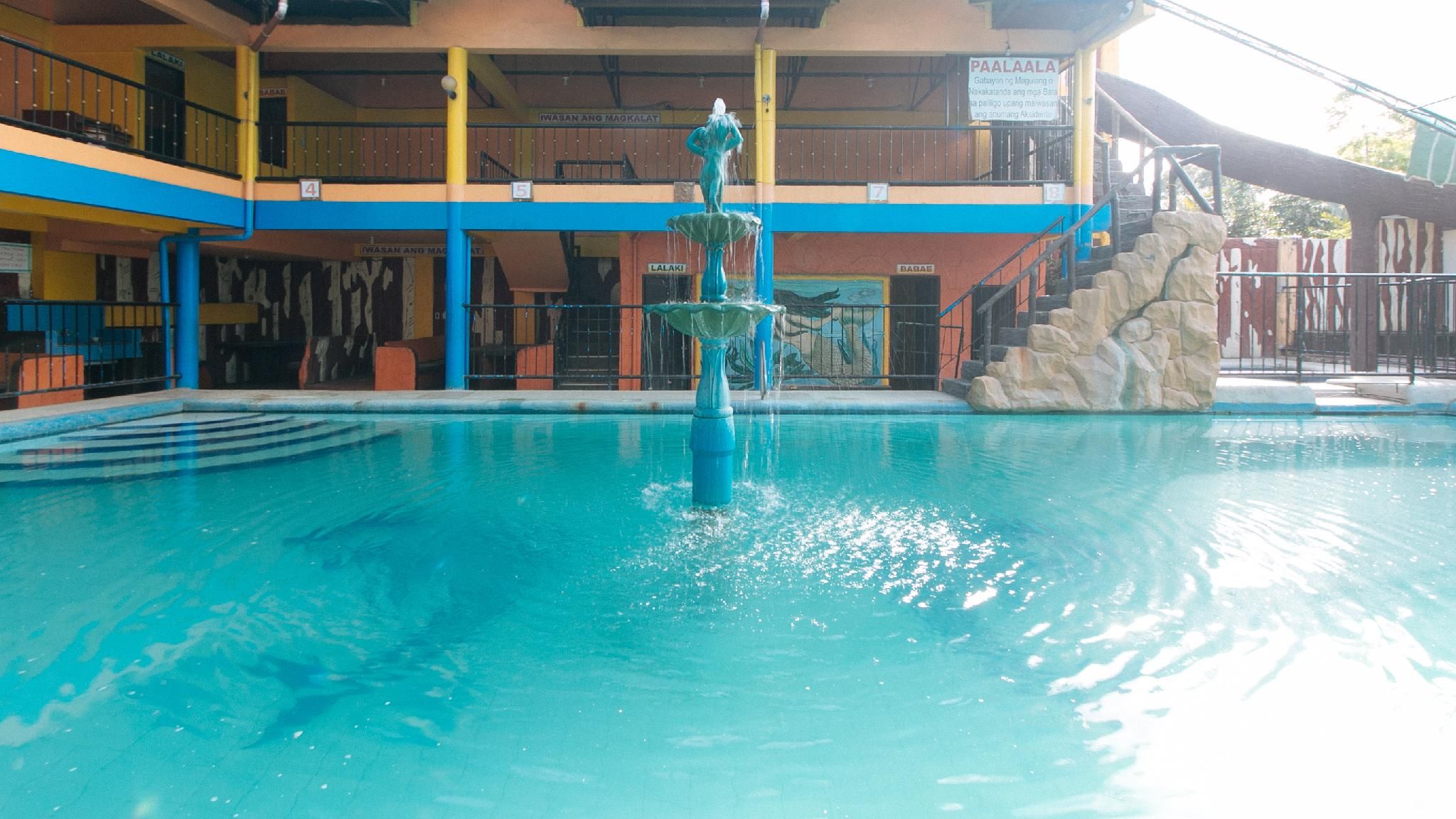 swimming pool [outdoor]