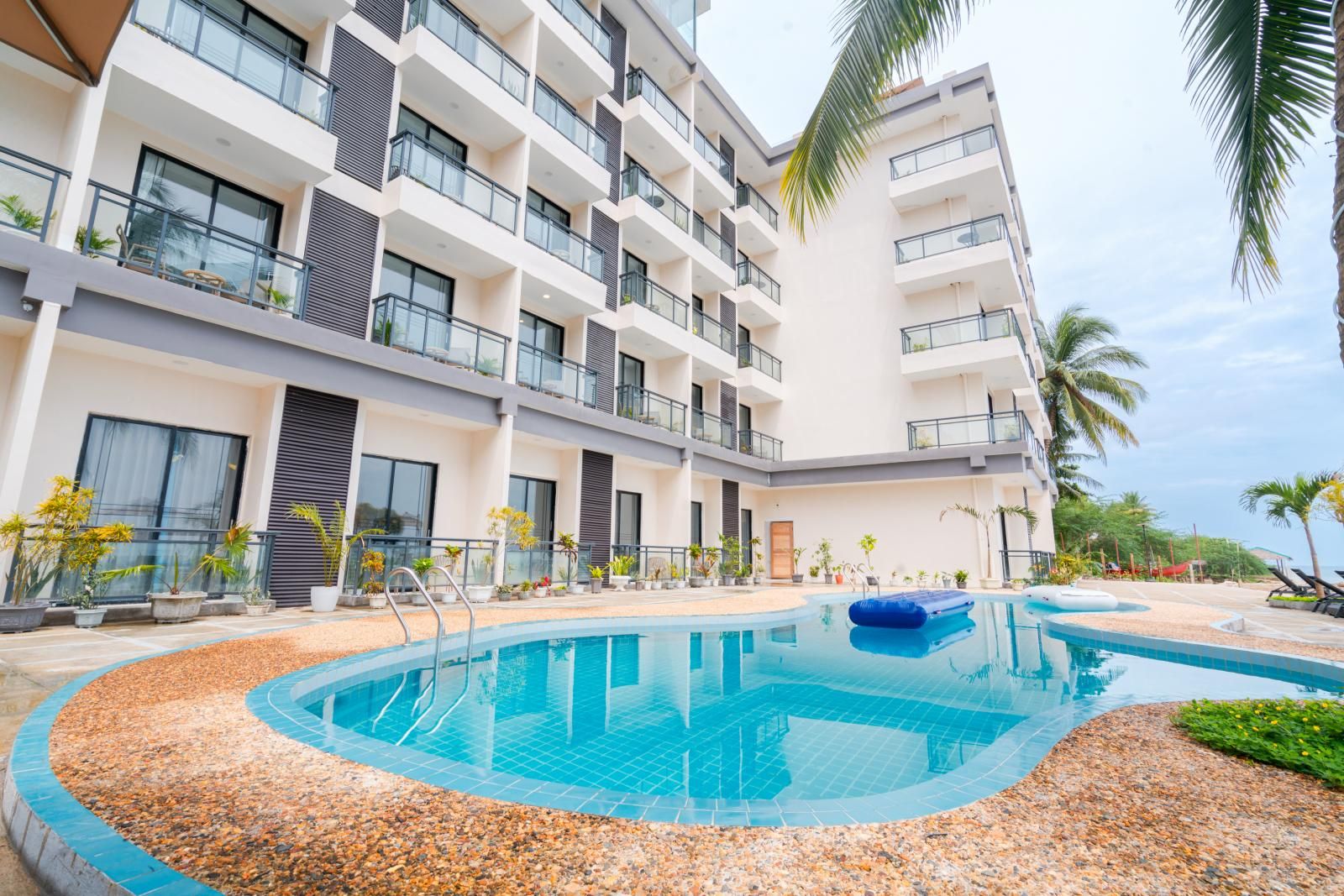 swimming pool [outdoor]